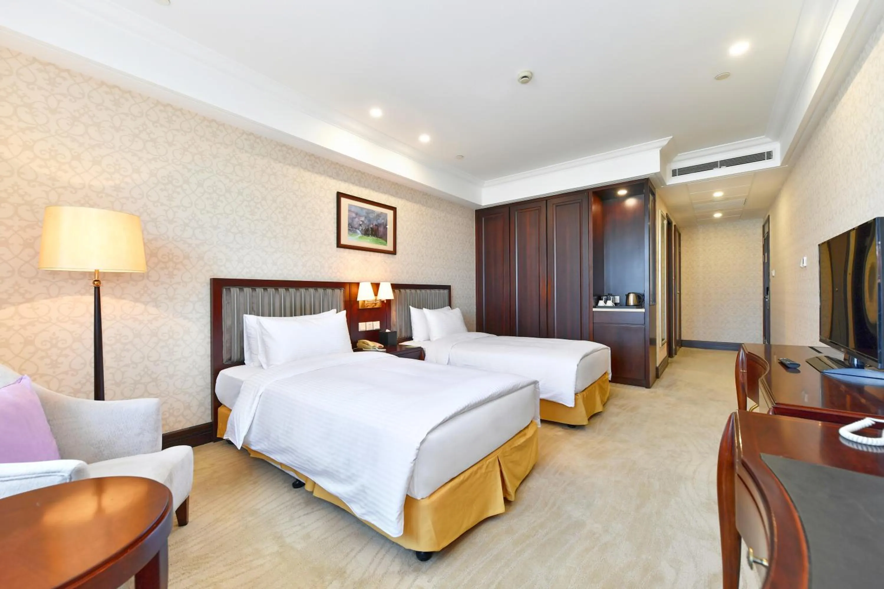 Photo of the whole room, Bed in Evergreen Laurel Hotel, Shanghai