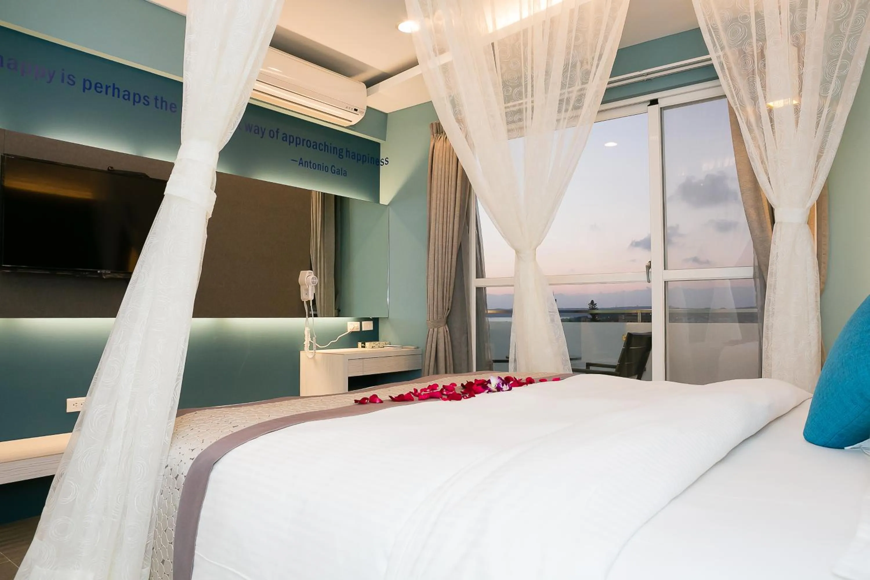 Balcony/Terrace, Bed in Bai Sha Tan Cottage