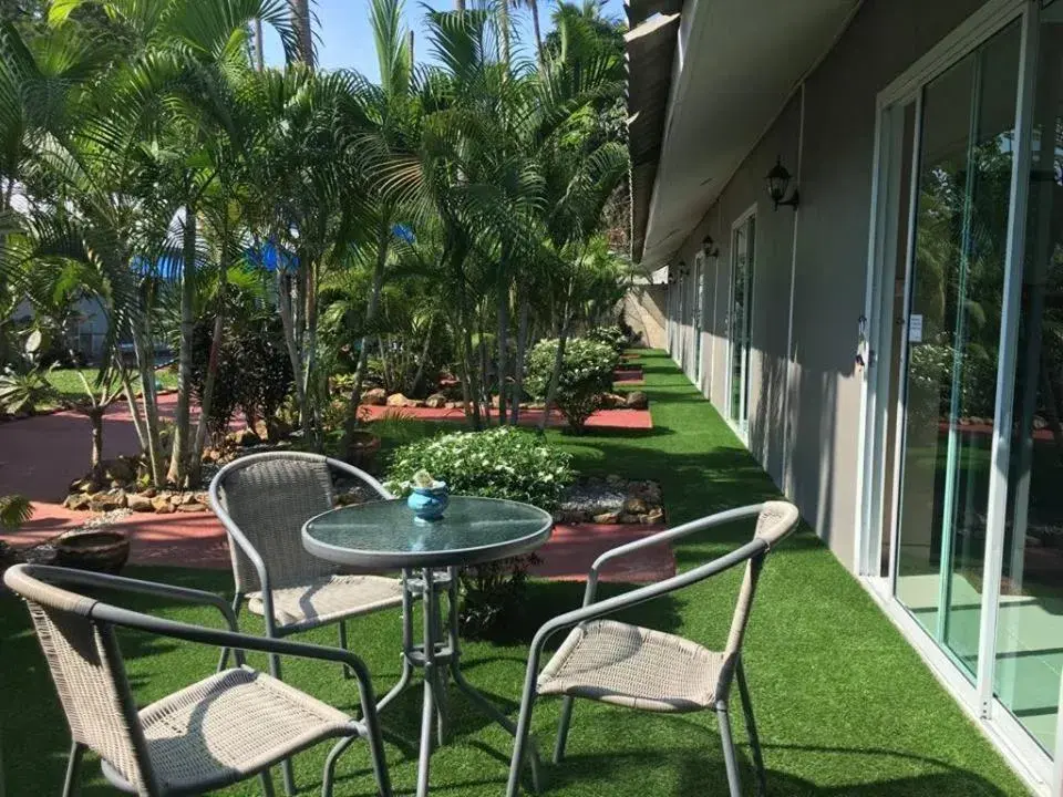 Garden View Room with Air-Conditioning in Carpe Diem Guest House Garden View Room with Air-Conditioning in Carpe Diem Guest House