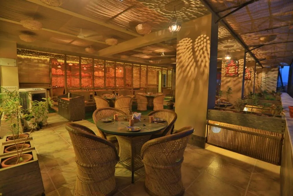 Restaurant/places to eat in Hotel Niky International