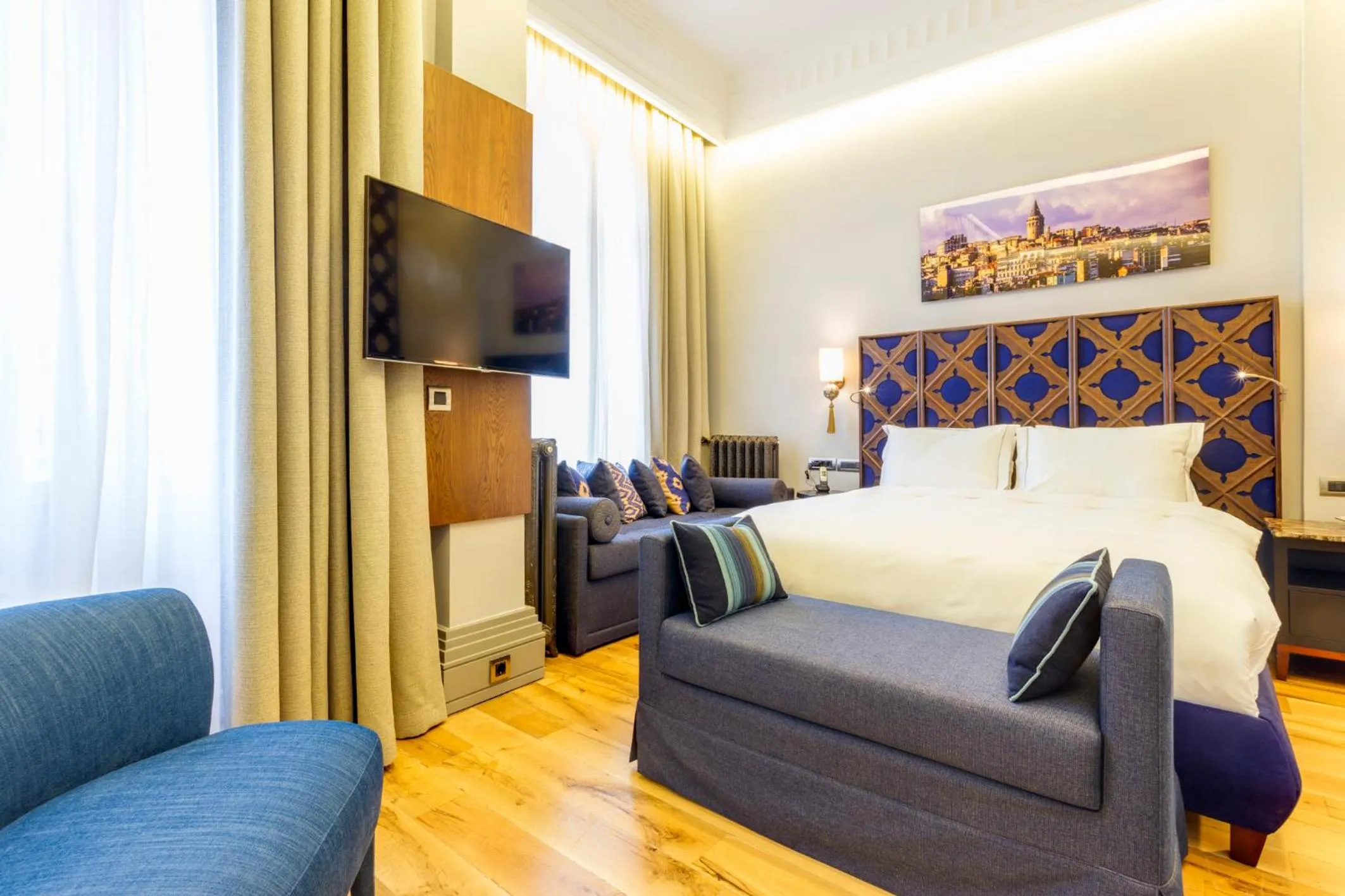 Photo of the whole room, Bed in Ravouna 1906 Bosphorus Istanbul