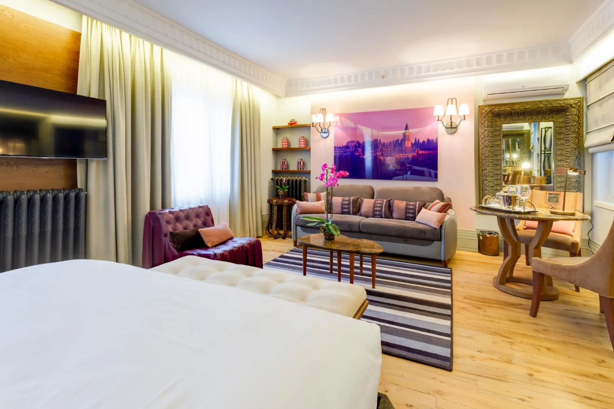 Photo of the whole room, Bed in Ravouna 1906 Bosphorus Istanbul