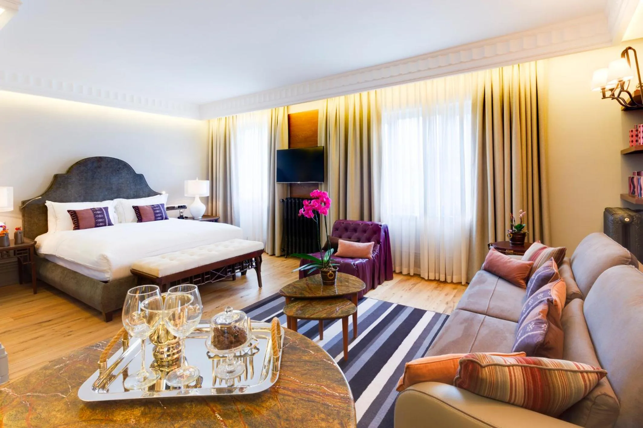 Photo of the whole room, Bed in Ravouna 1906 Bosphorus Istanbul