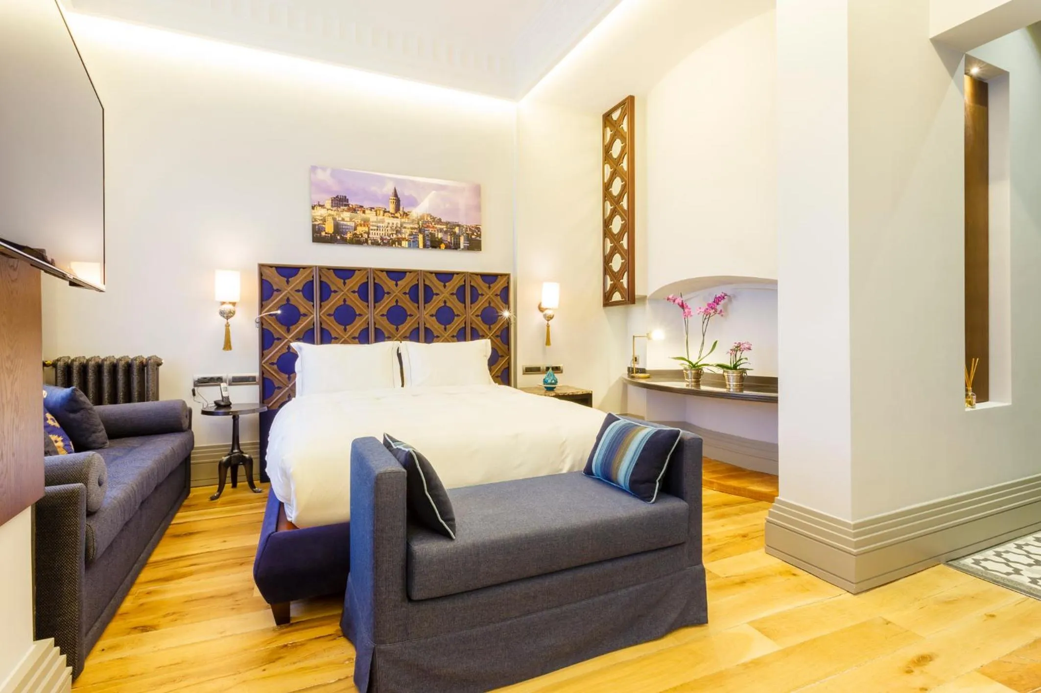 Photo of the whole room, Bed in Ravouna 1906 Bosphorus Istanbul