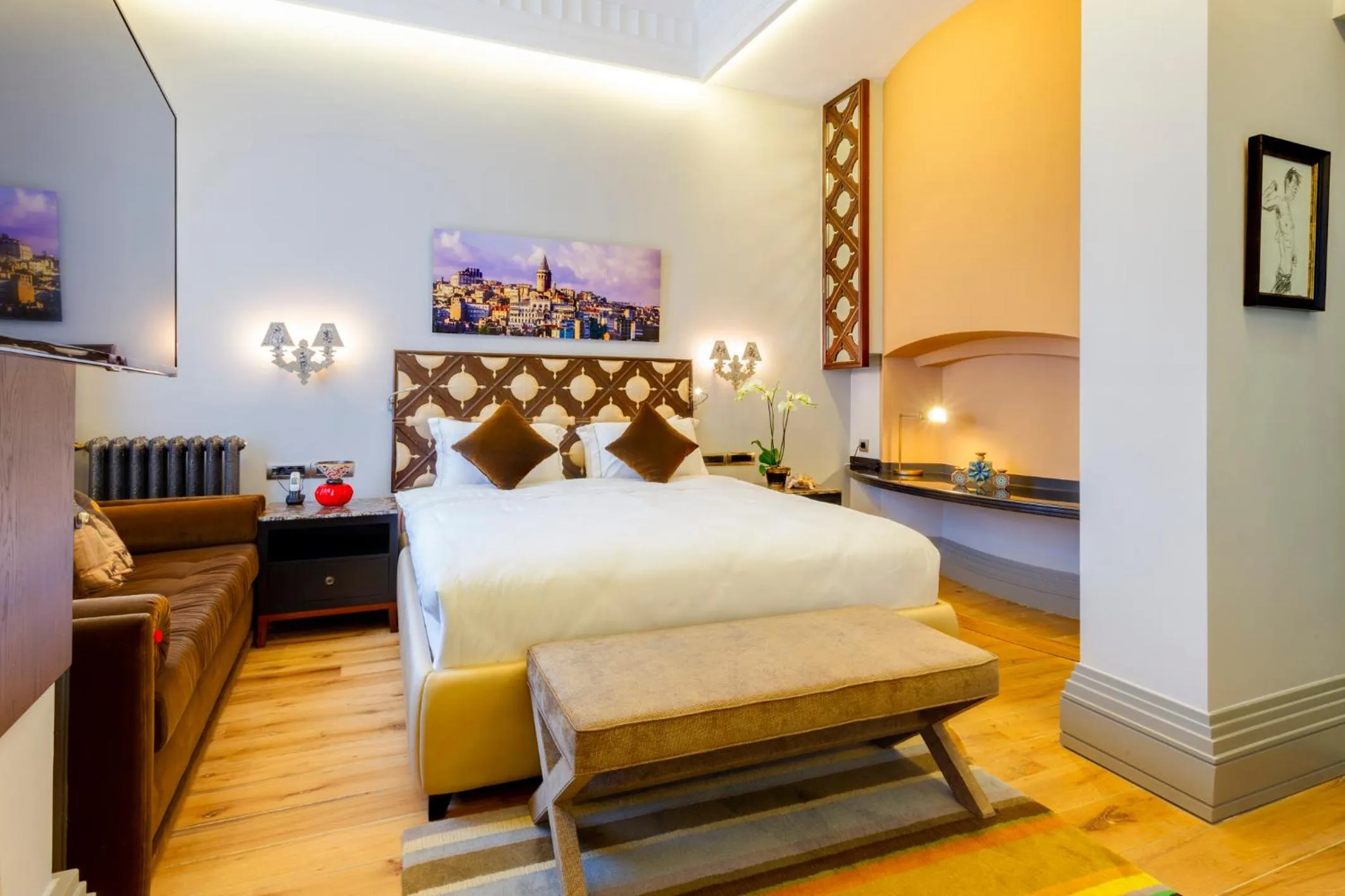 Photo of the whole room, Bed in Ravouna 1906 Bosphorus Istanbul