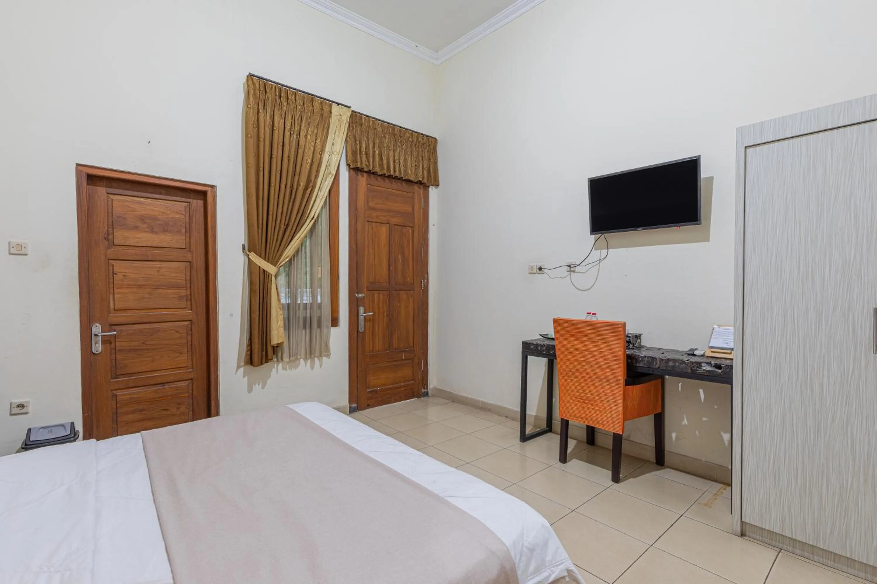 Communal lounge/ TV room, Bed in Pondok Gajah Hotel