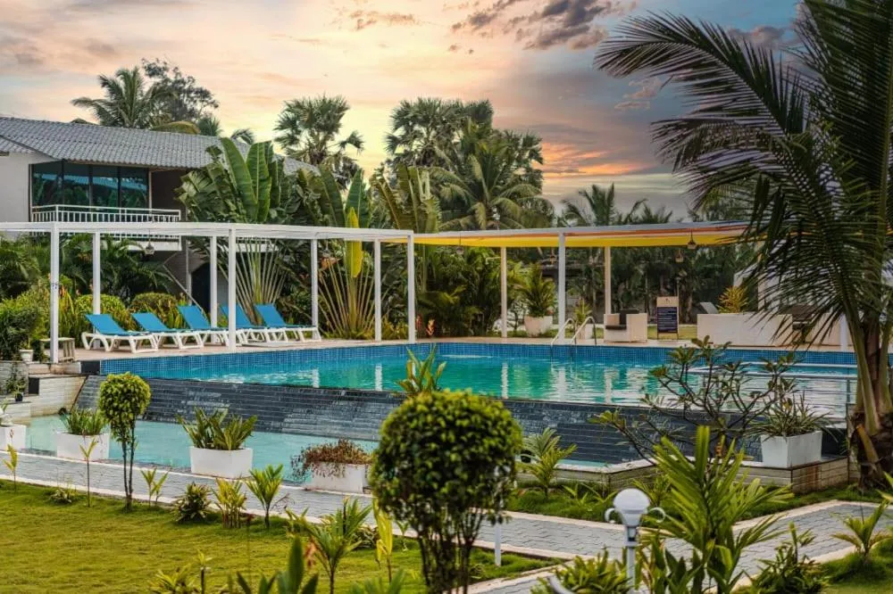 Swimming pool in Foxoso La Beach Resort & Spa