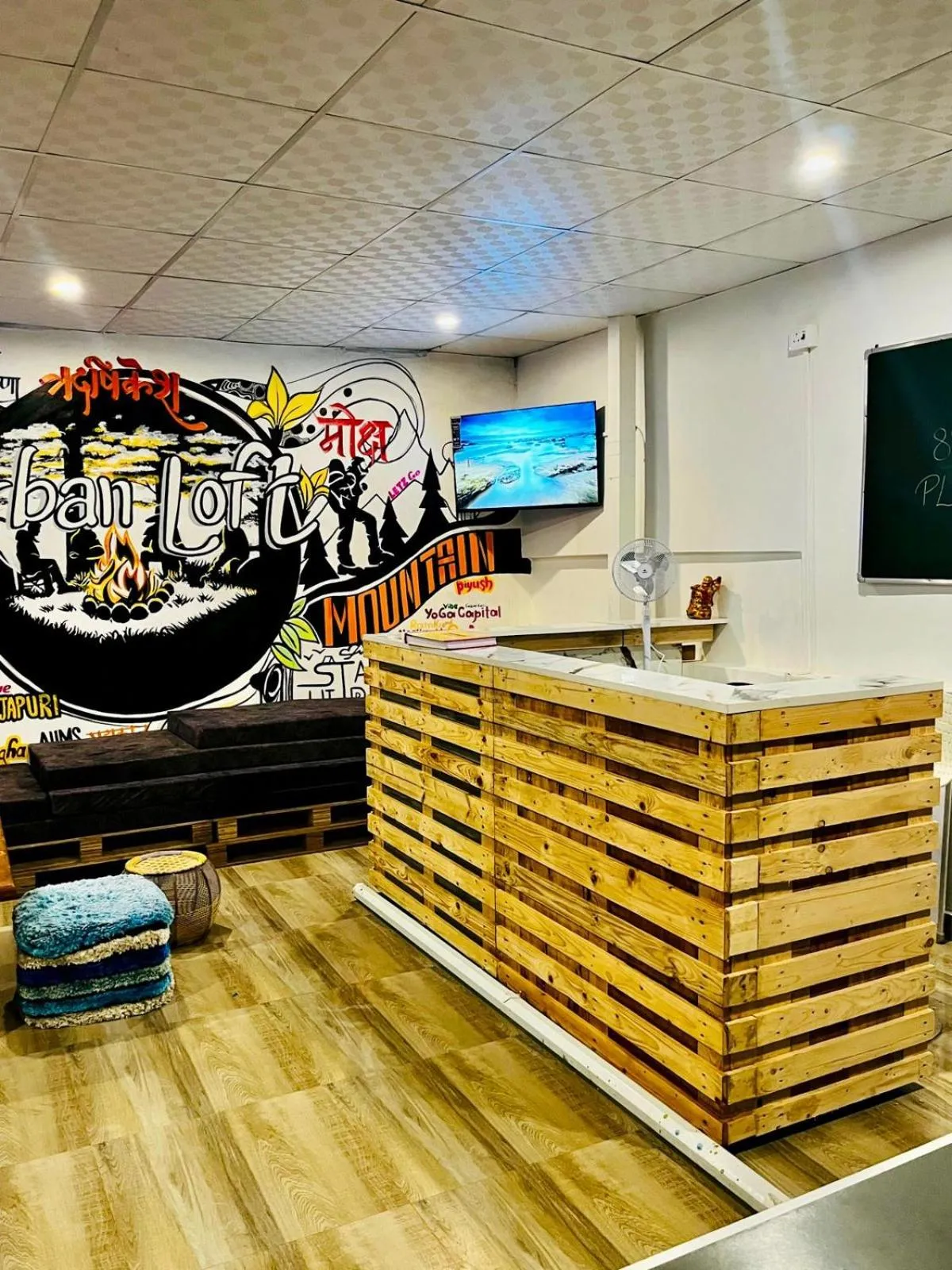 Communal lounge/ TV room in Urban Loft Hostel