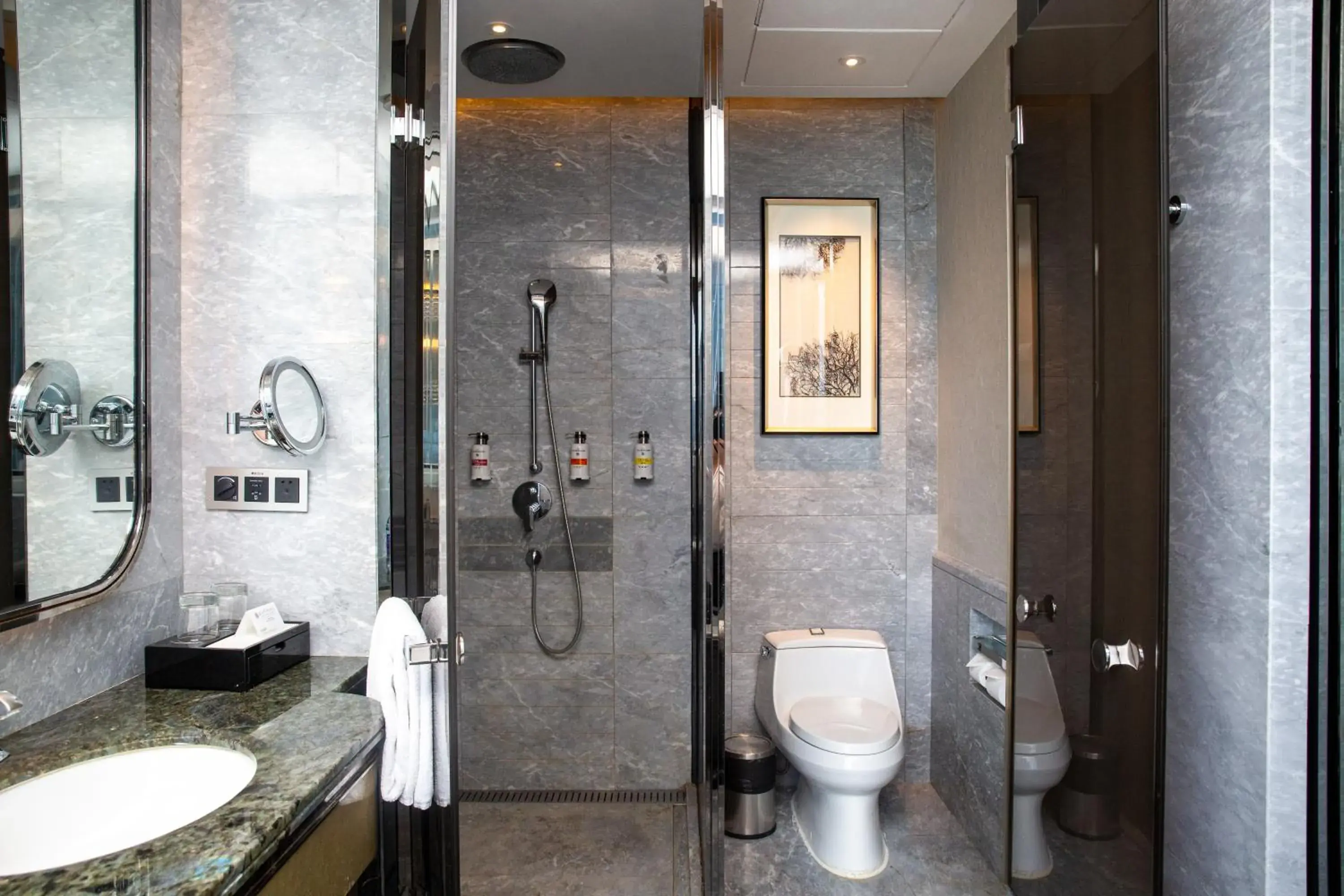 Deluxe Queen Room with City View in Pullman Yantai Center Deluxe Queen Room with City View in Pullman Yantai Center