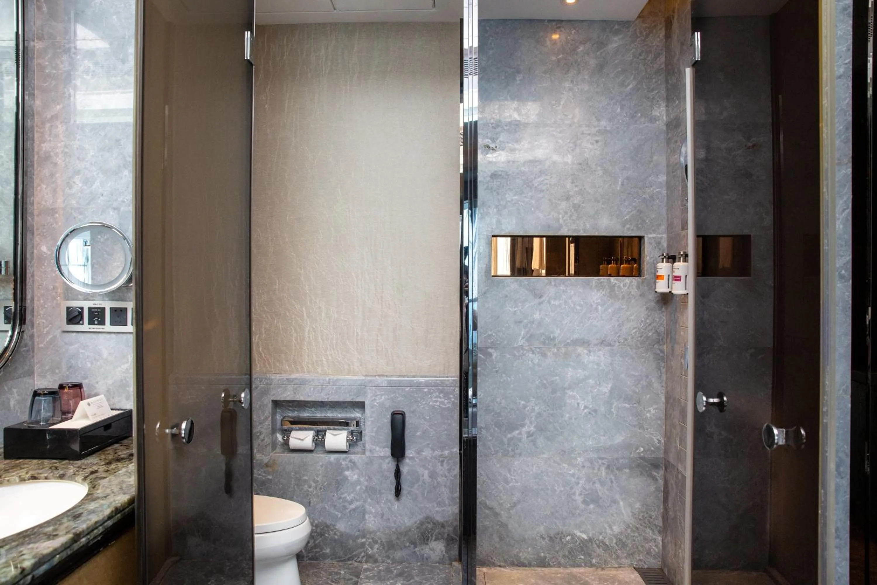 Toilet in Pullman Yantai Center