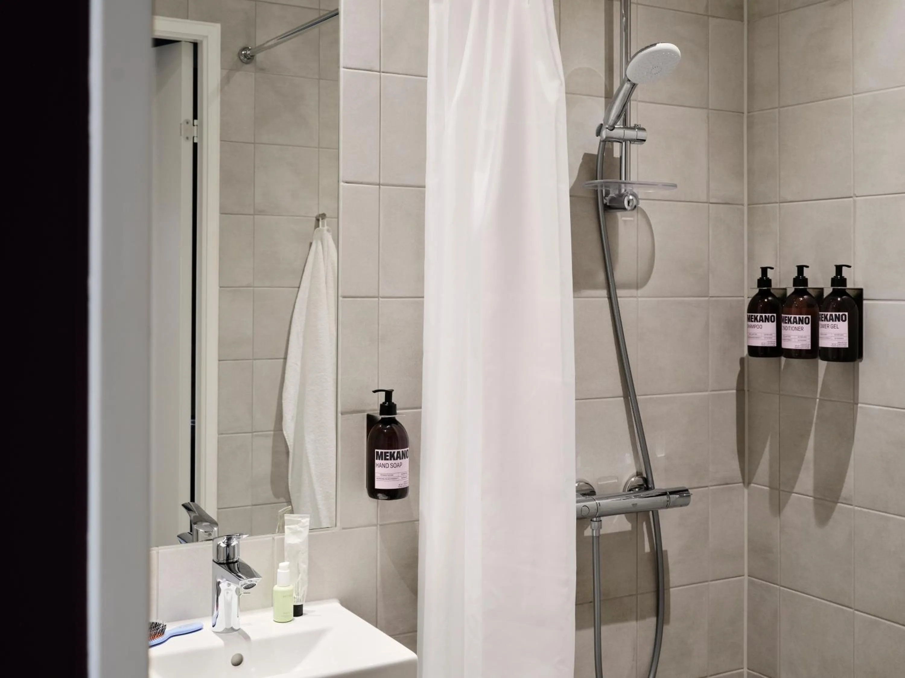 Shower in Mekano Apartment Hotel