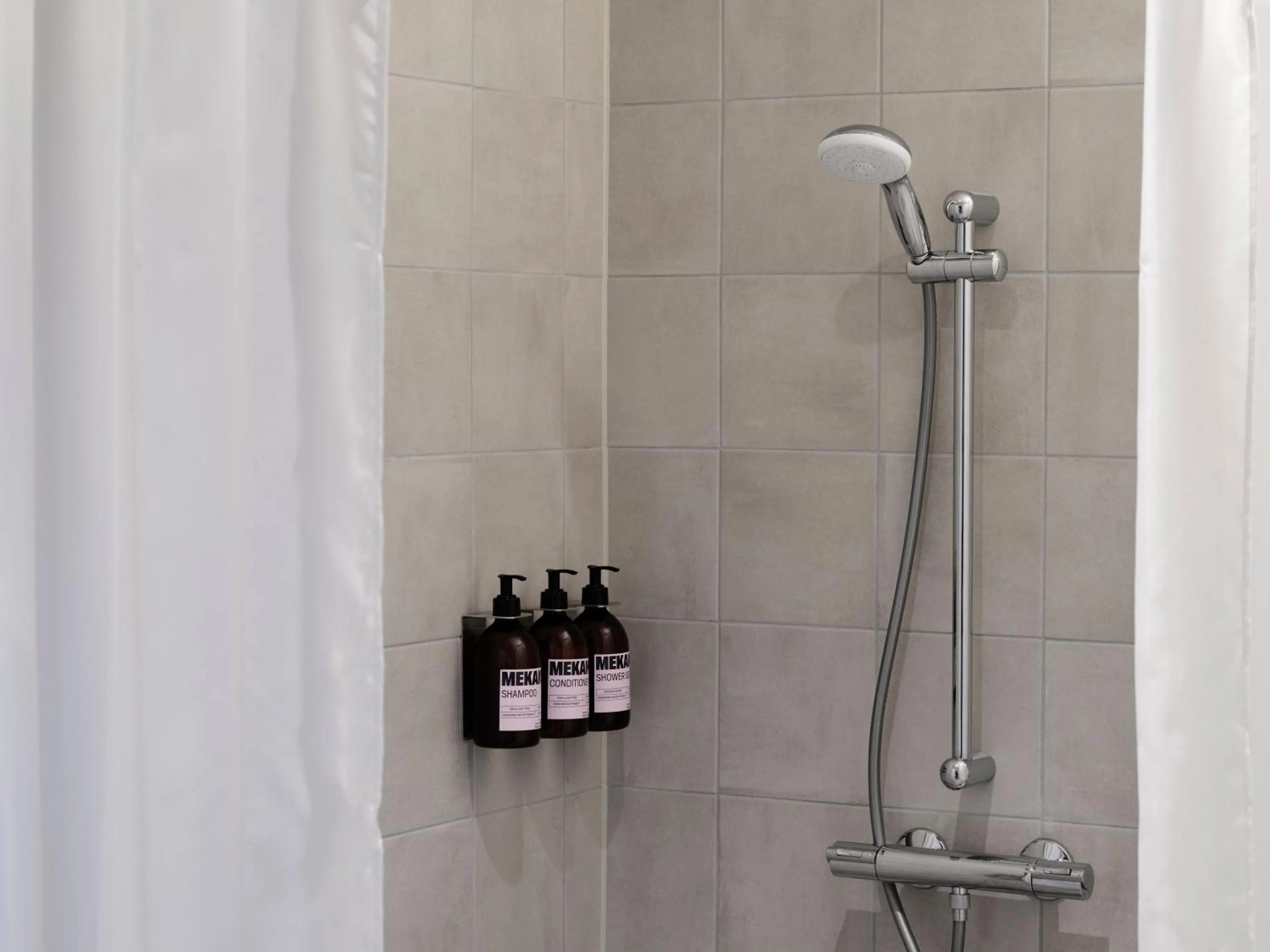 Shower in Mekano Apartment Hotel