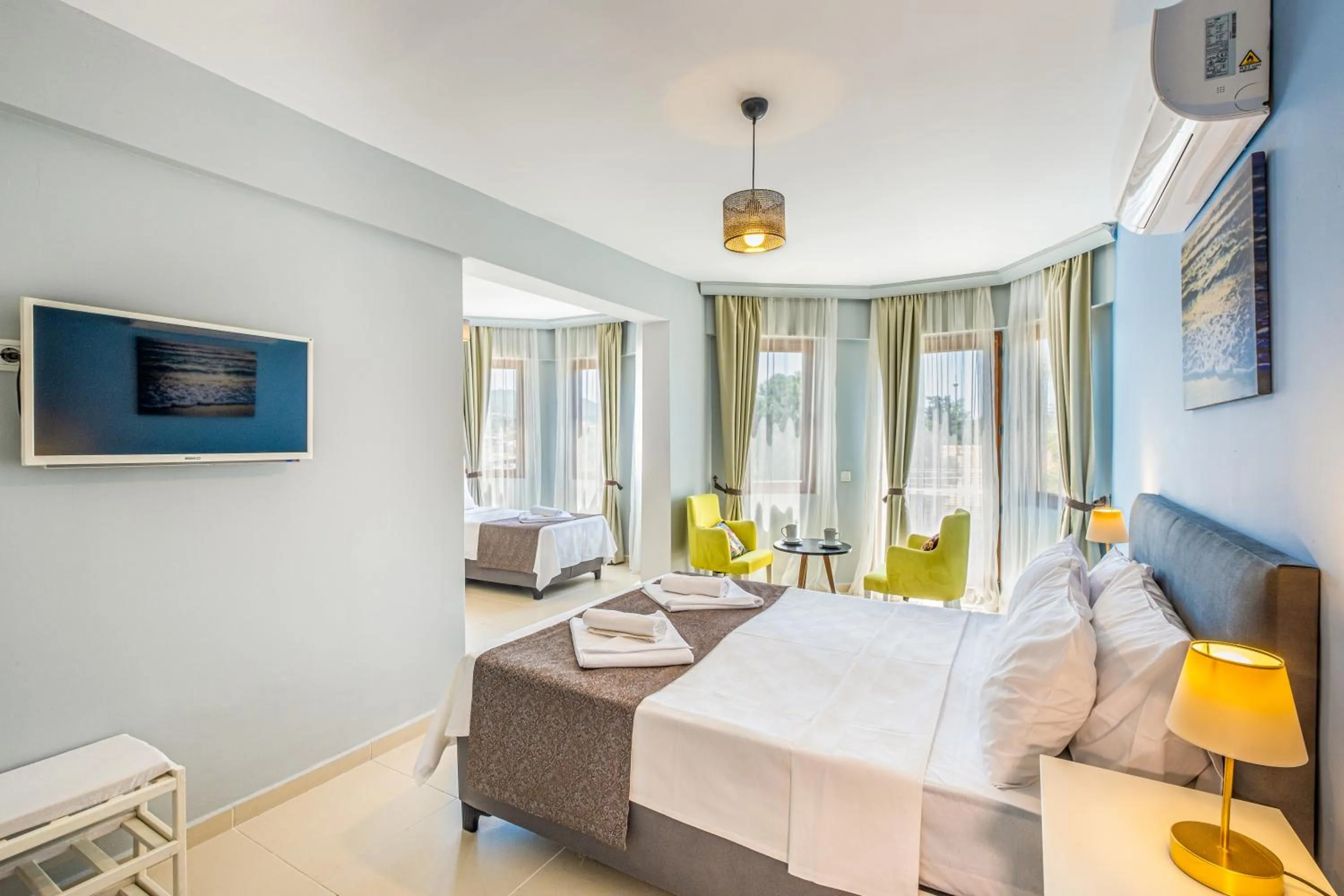 Communal lounge/ TV room in Himm Hotel