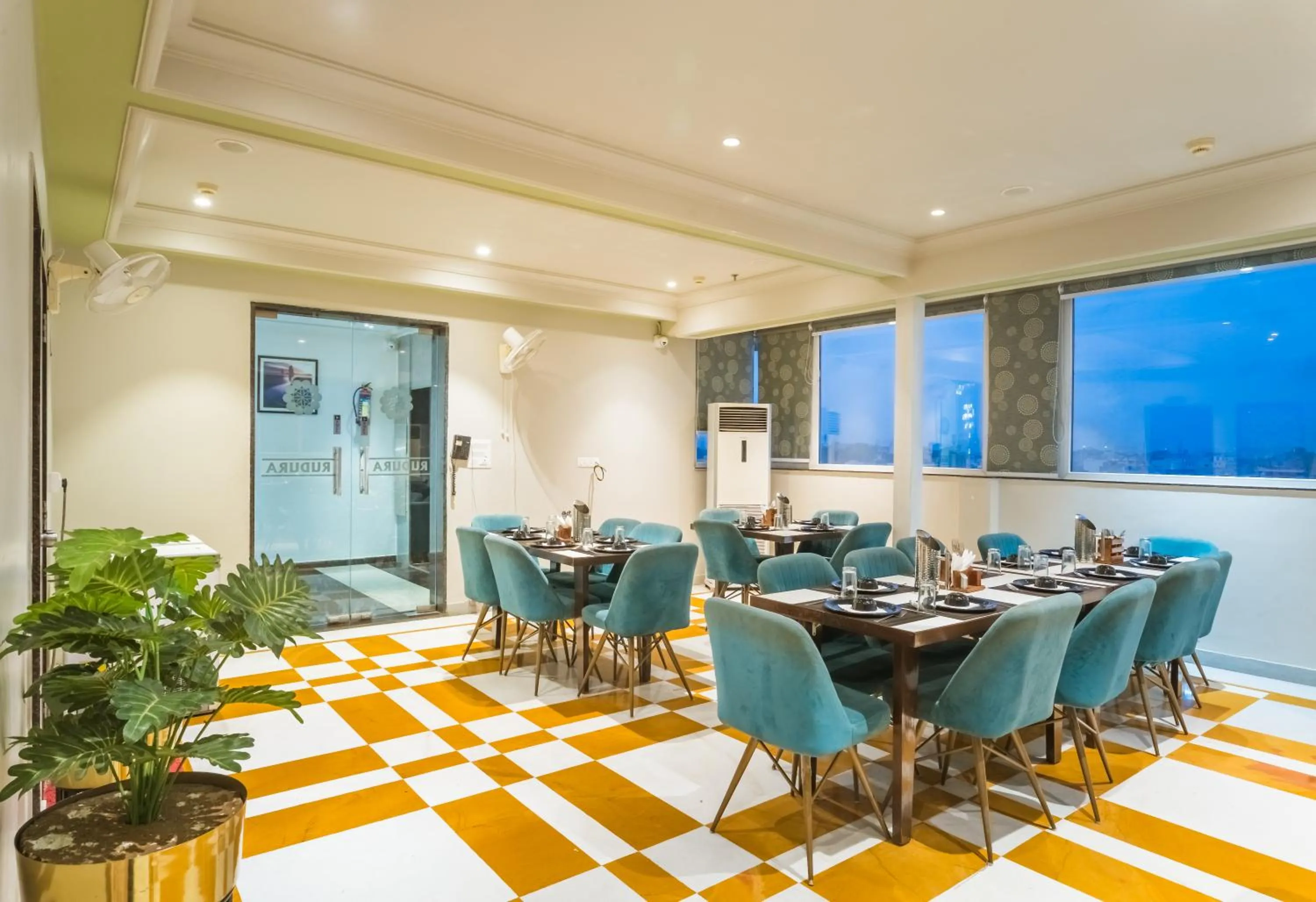 Restaurant/places to eat in Hotel Rudura Palace