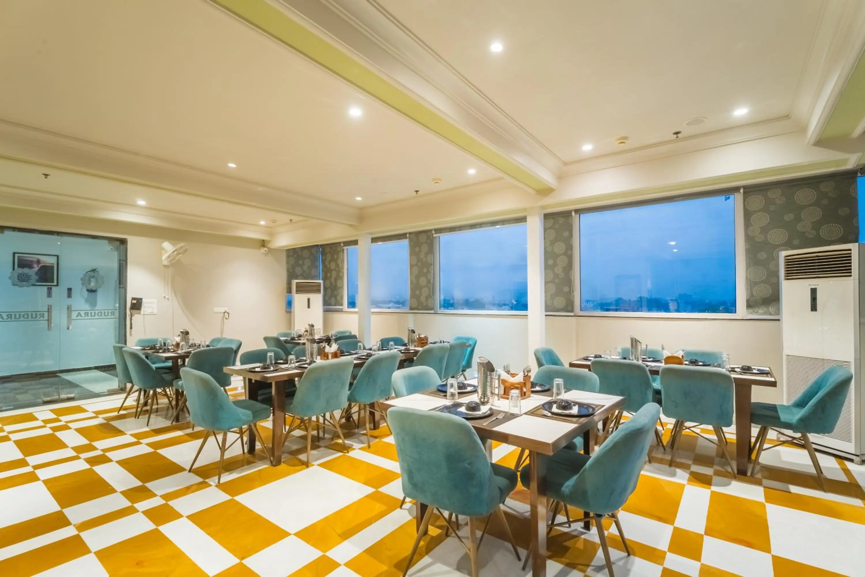 Restaurant/places to eat in Hotel Rudura Palace