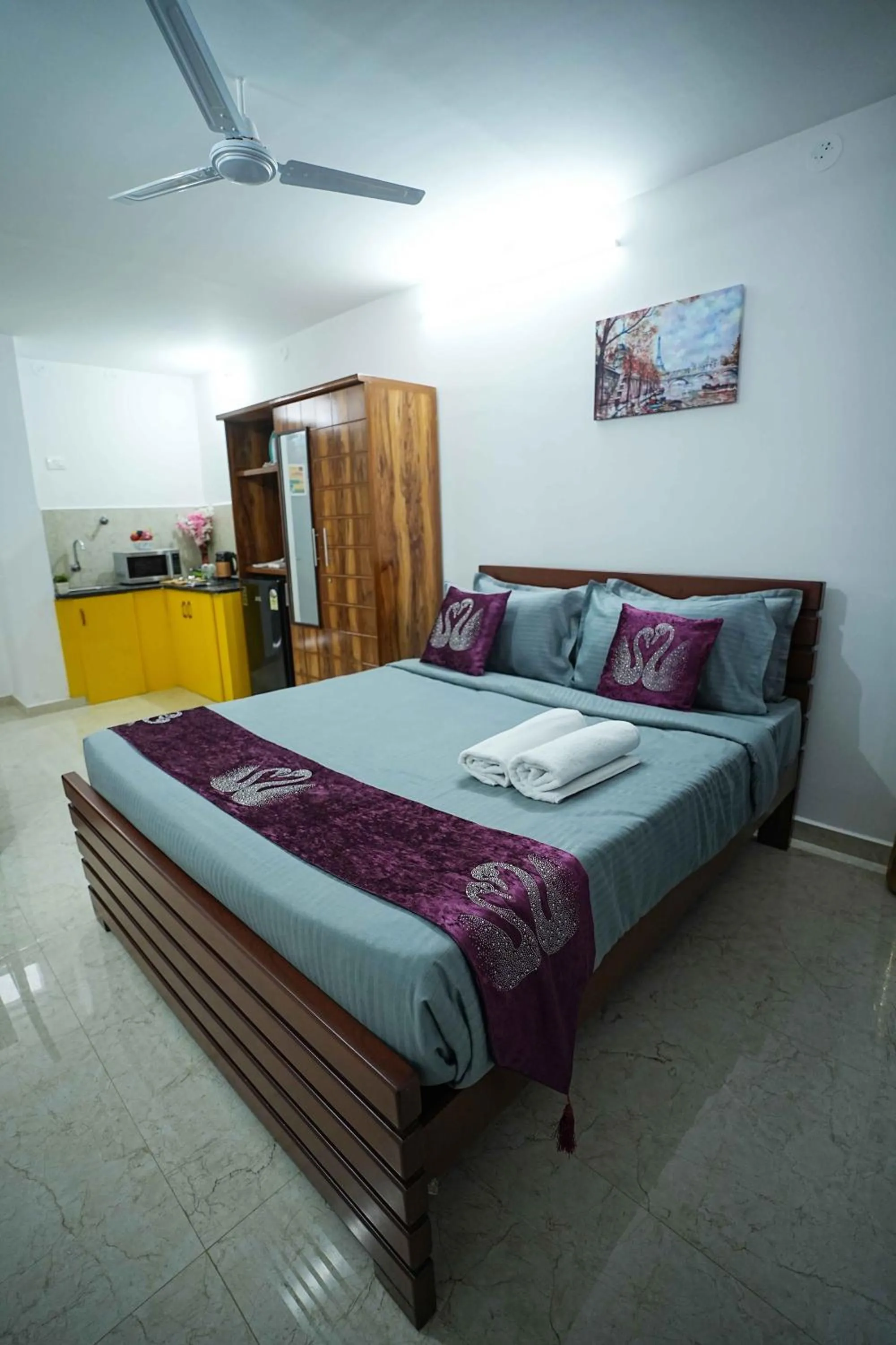 Bed in Yellow Bells Studios And Suites