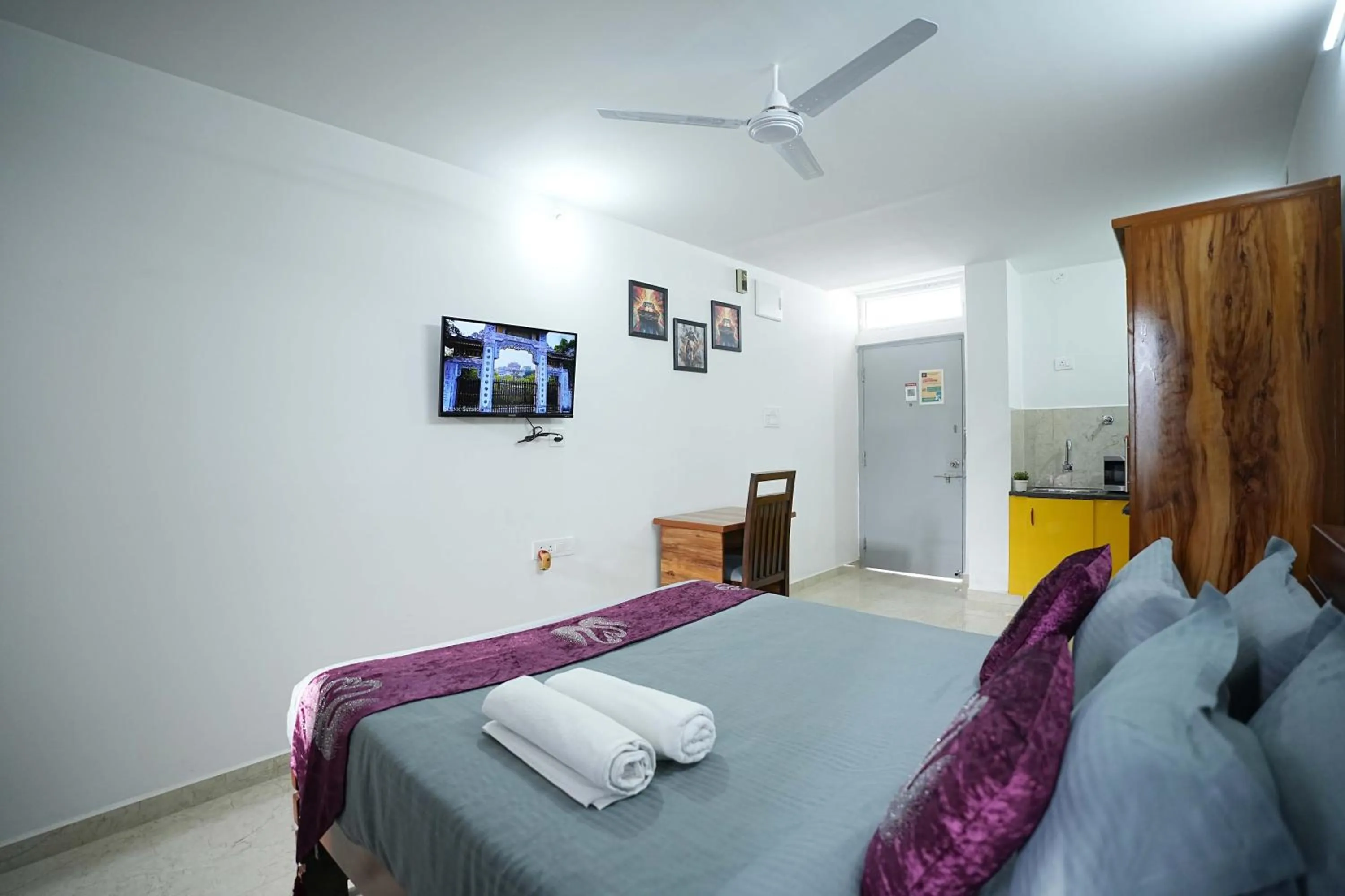 Bedroom, Bed in Yellow Bells Studios And Suites