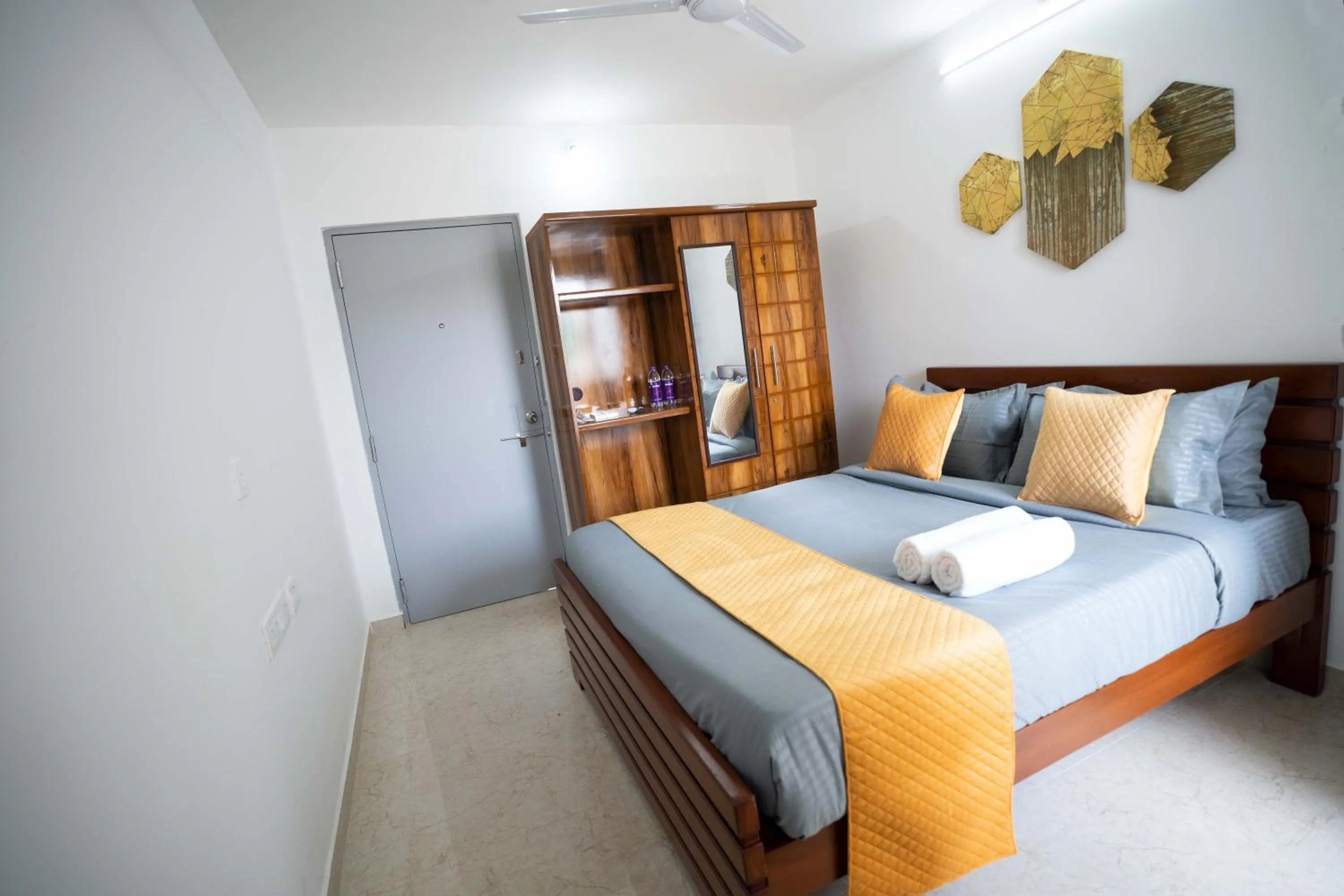 Bed in Yellow Bells Studios And Suites