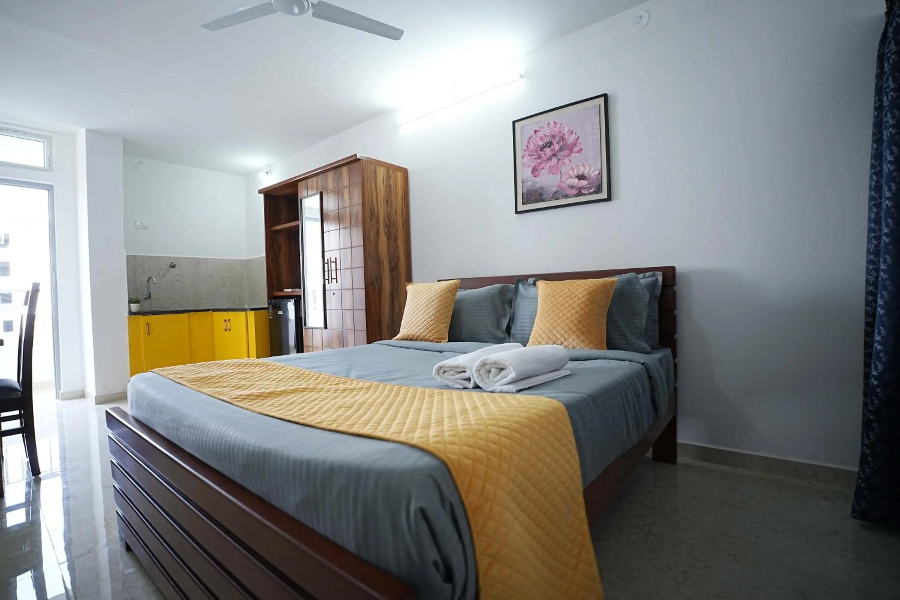 Bed in Yellow Bells Studios And Suites