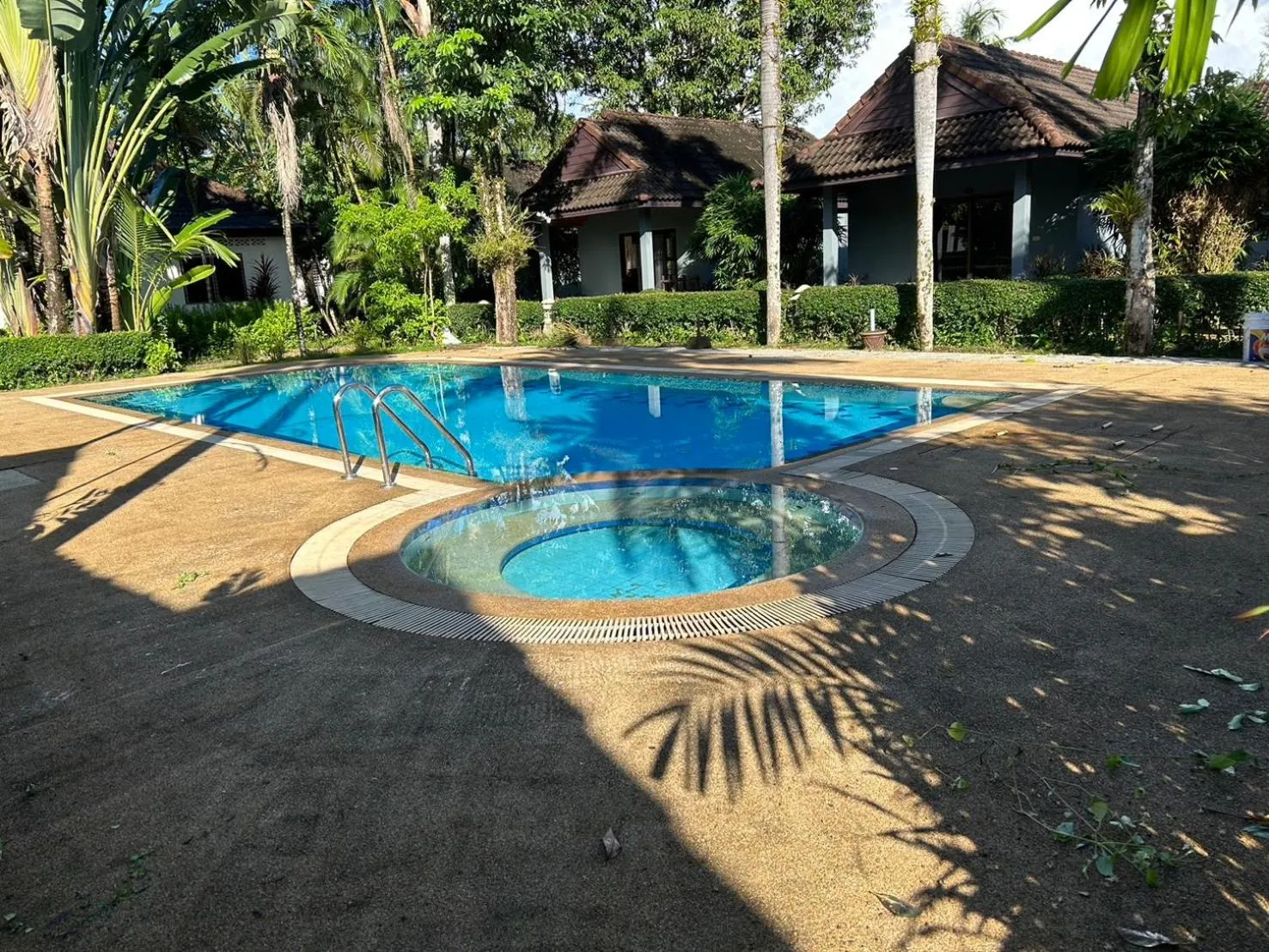 Swimming pool in Cousin Resort