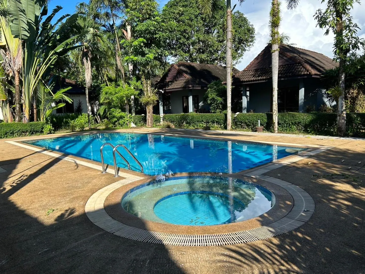 Swimming pool in Cousin Resort