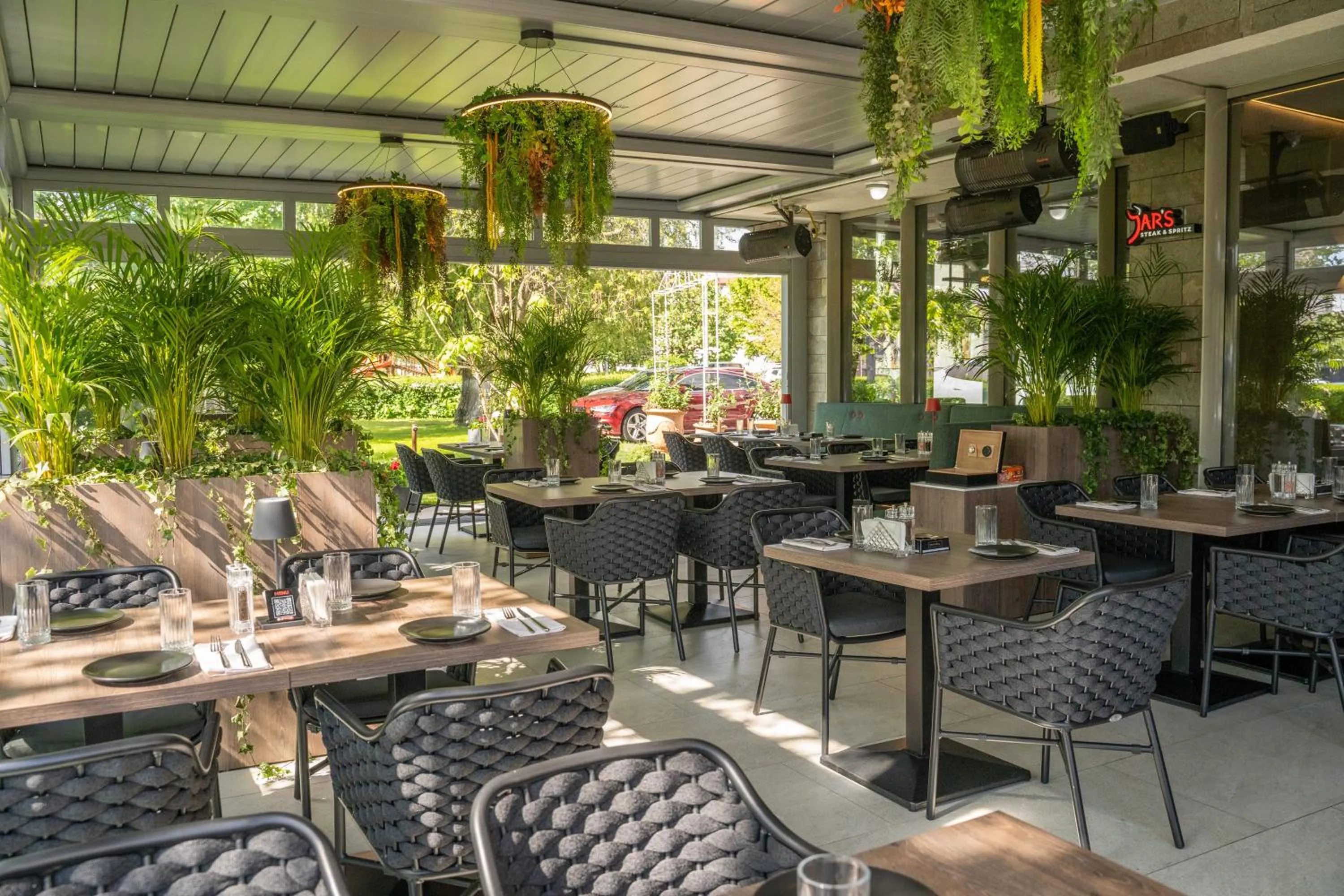 Exclusive Hotel & More