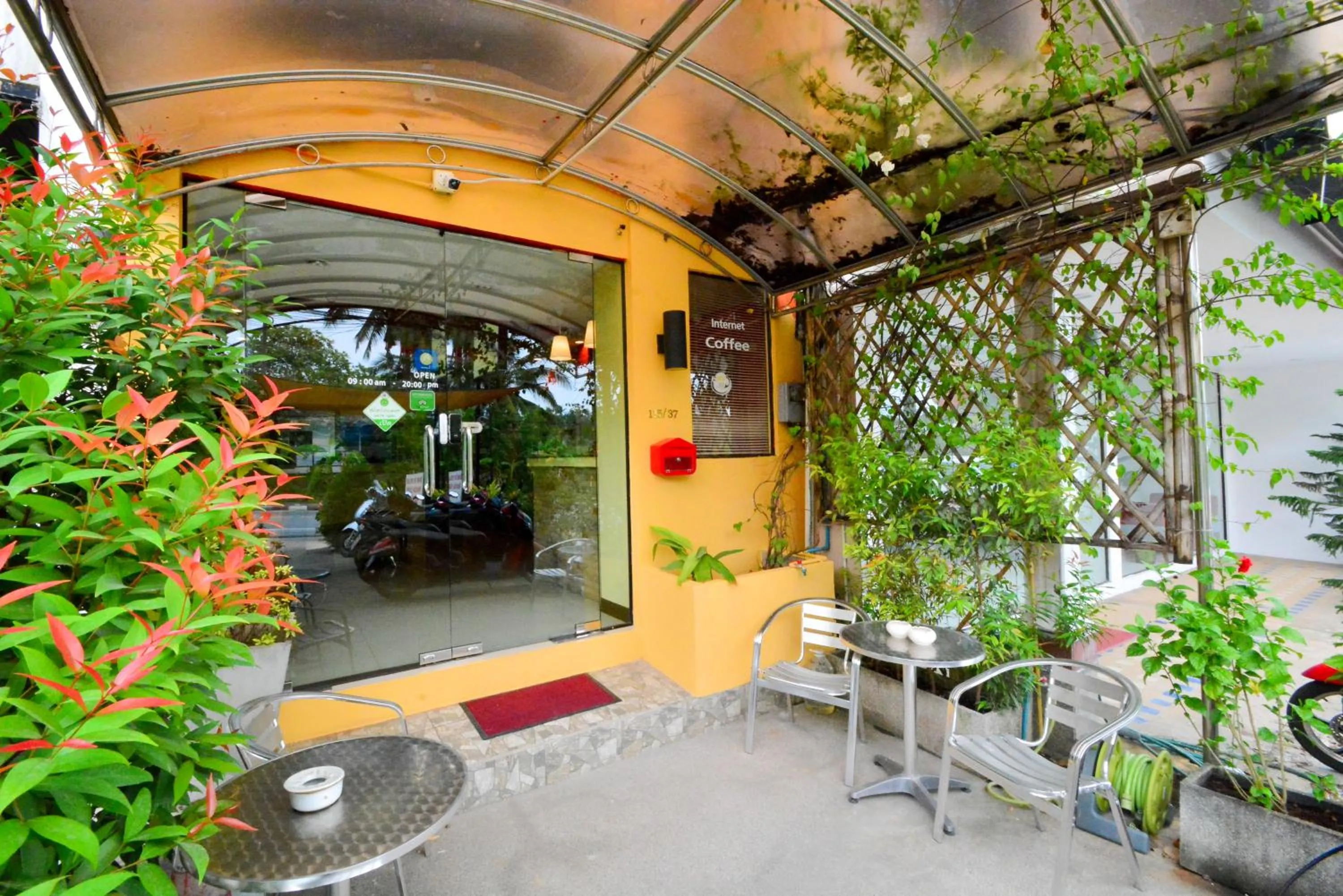 Facade/entrance in Gecko Hotel