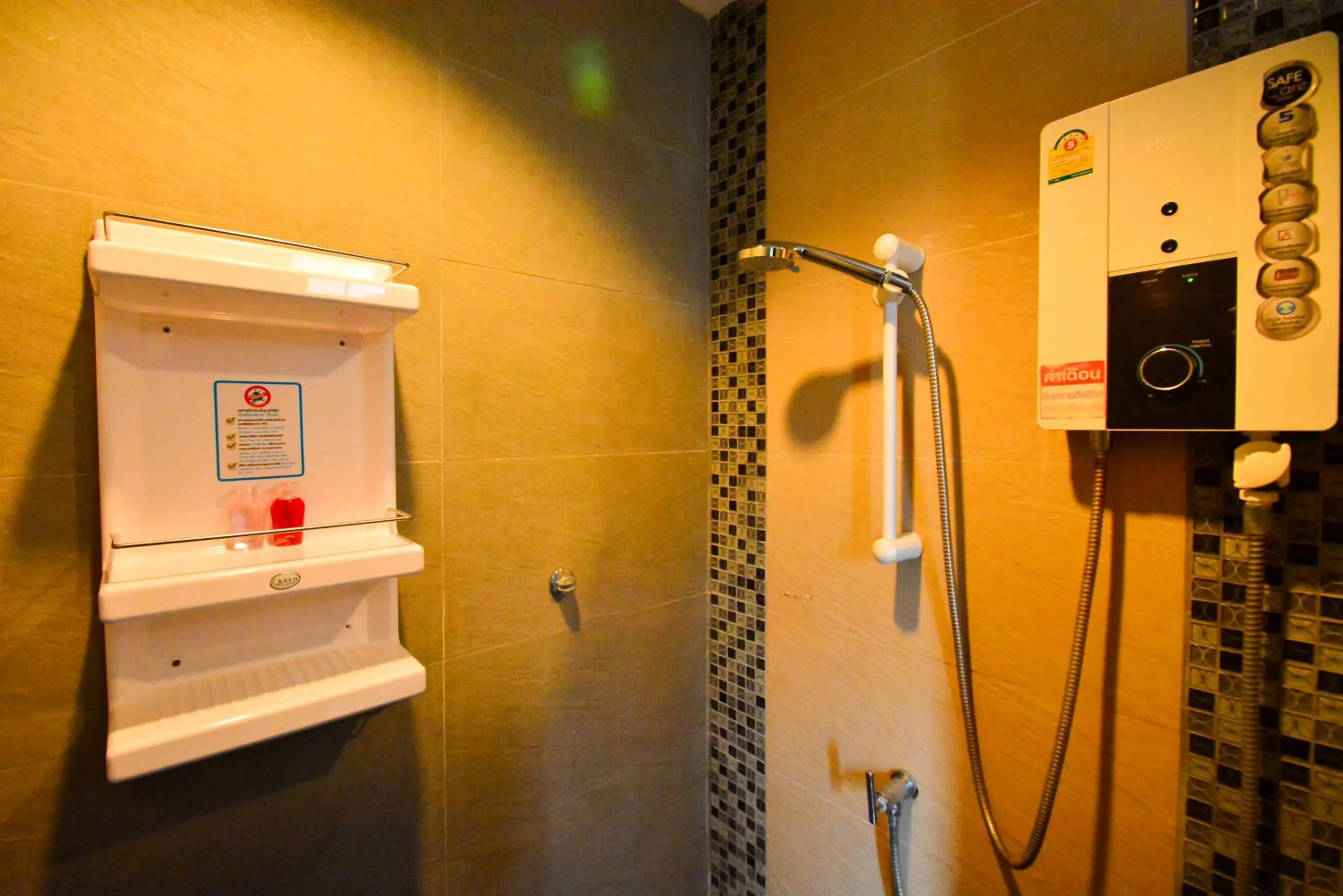 Shower in Gecko Hotel