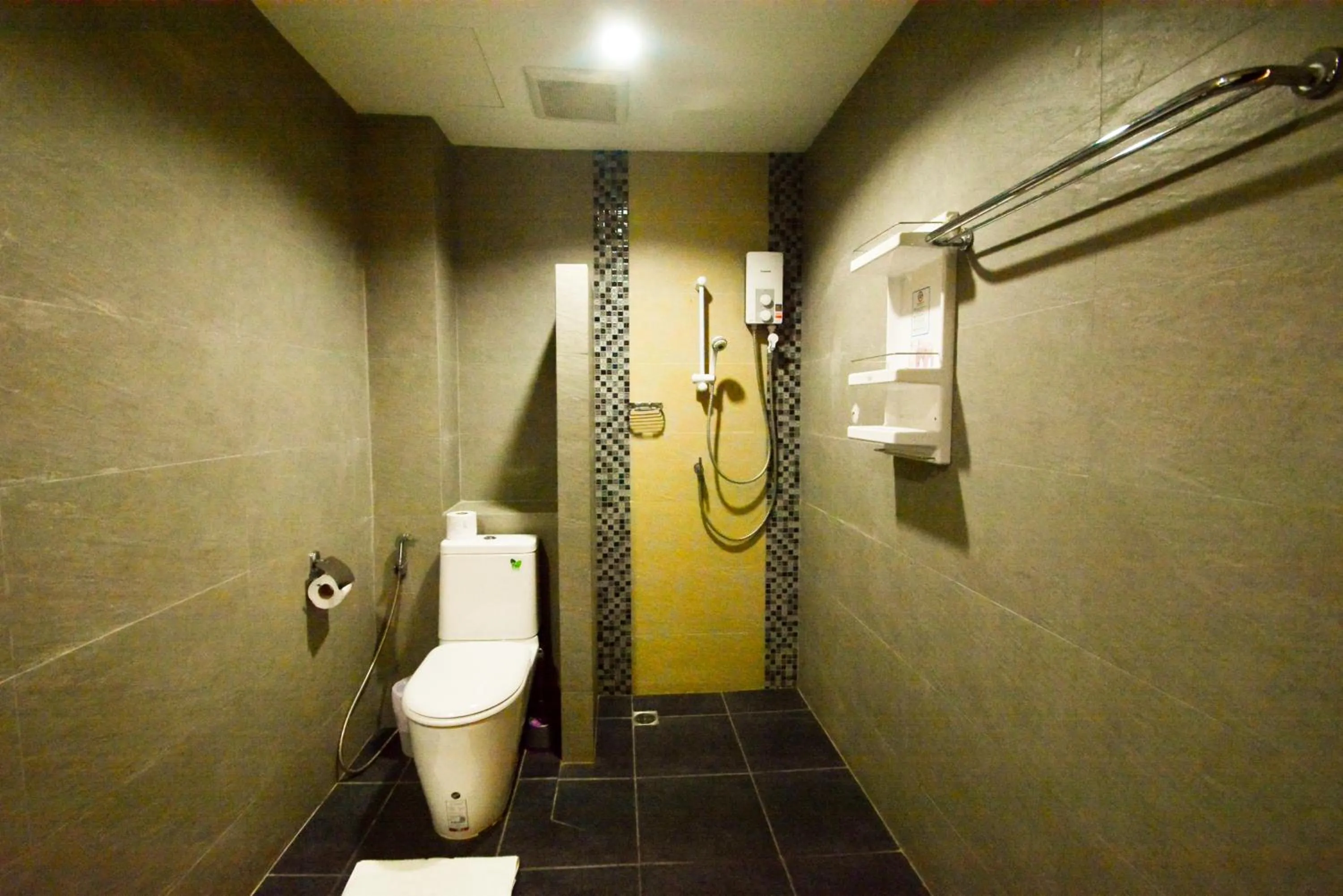 Toilet in Gecko Hotel