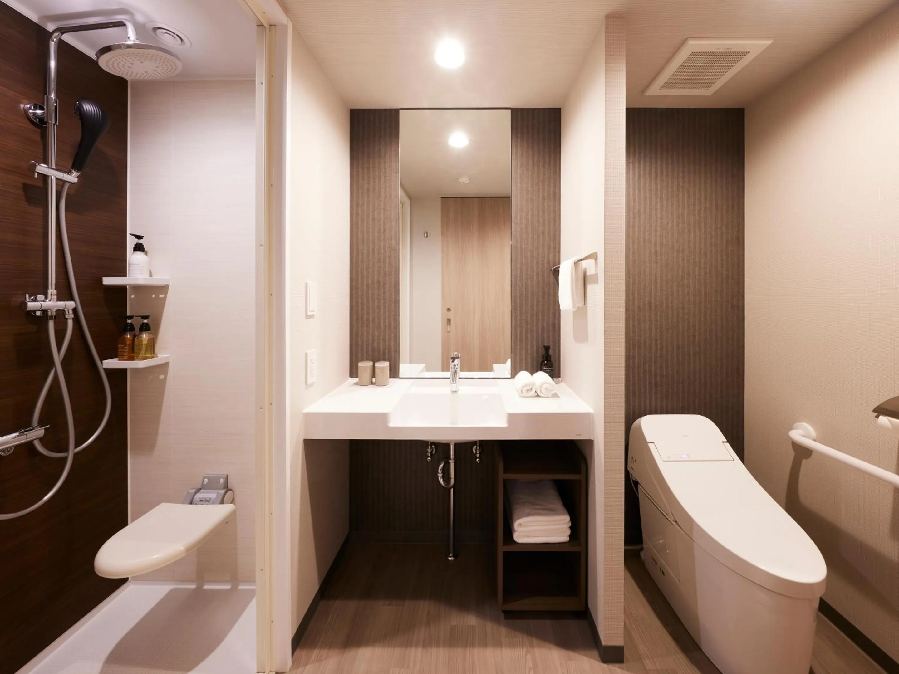 Shower in Minn Shijo Omiya