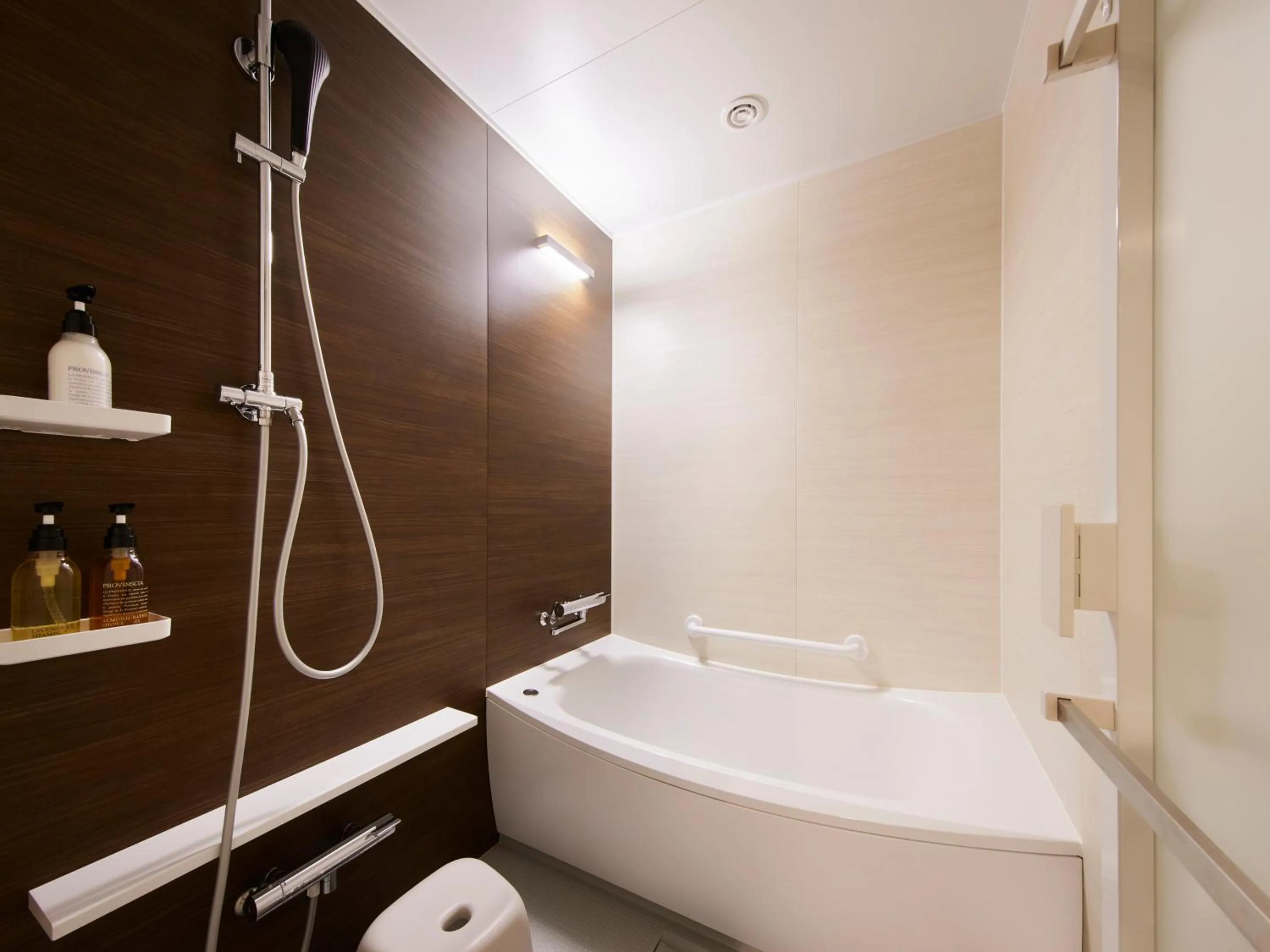 Shower in Minn Shijo Omiya