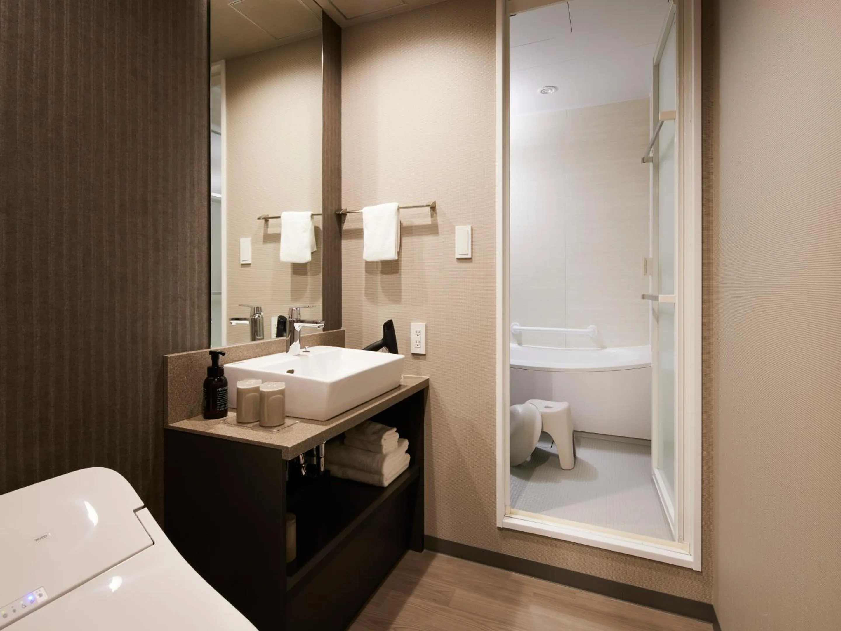 Shower in Minn Shijo Omiya