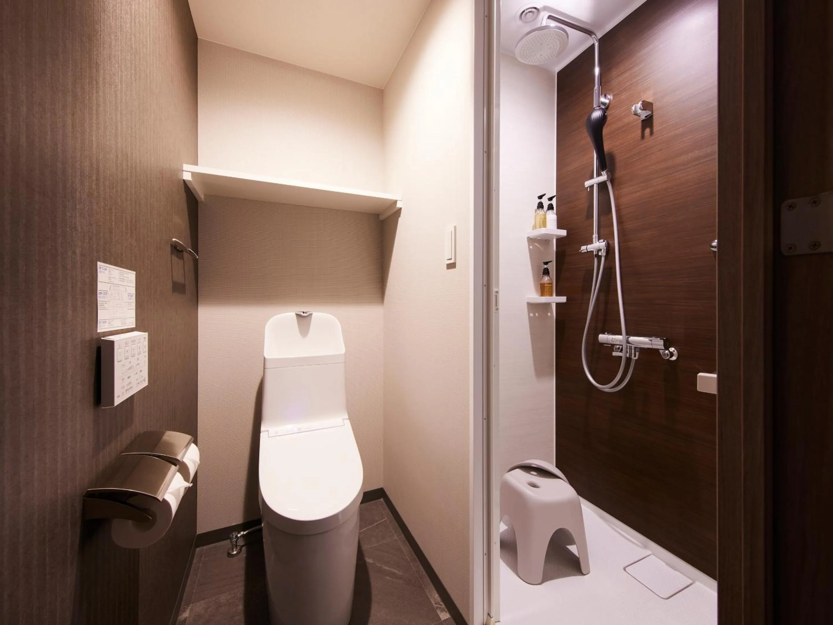 Shower in Minn Shijo Omiya