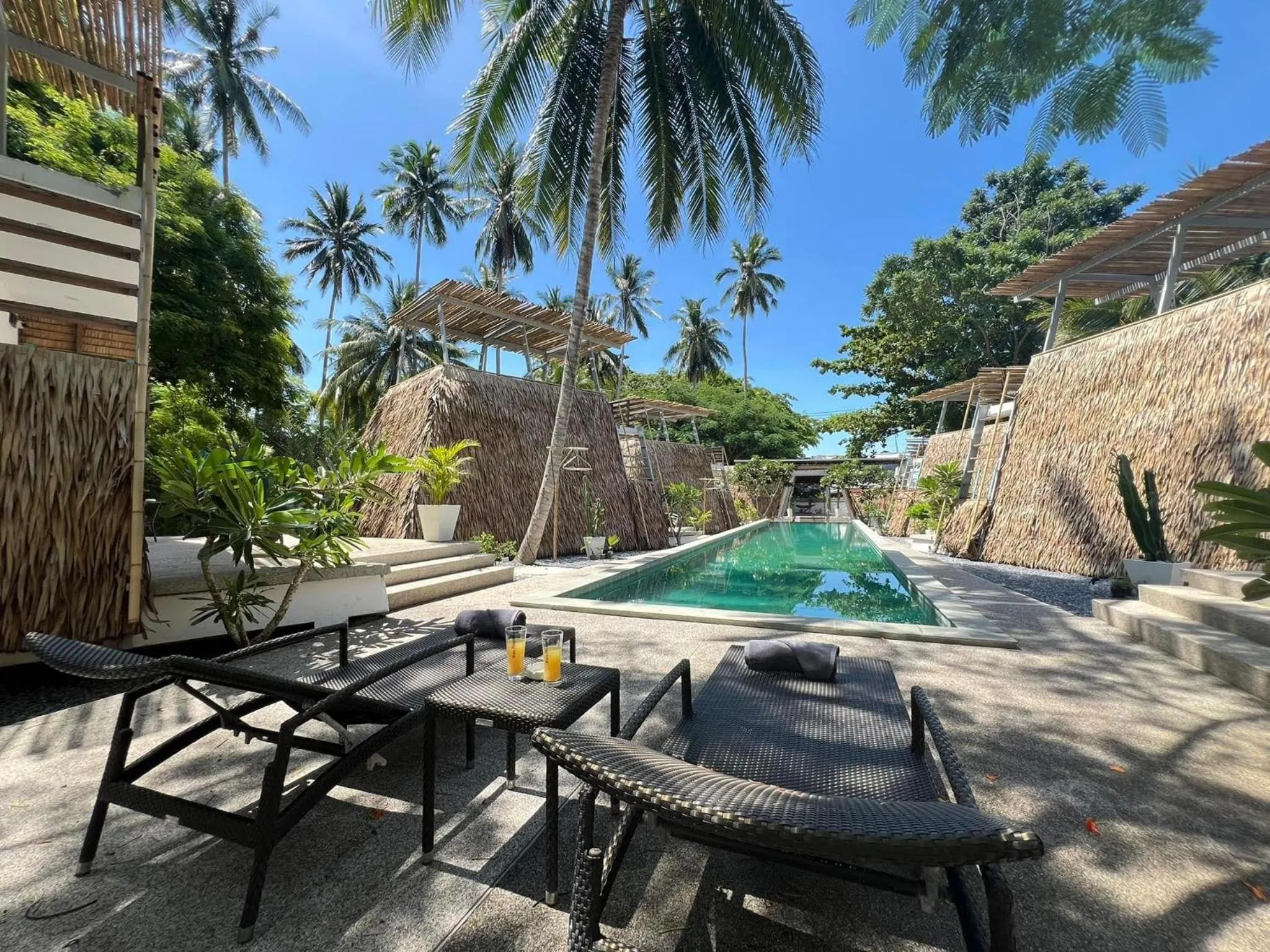 Swimming pool in Chill Lay Resort Donsak