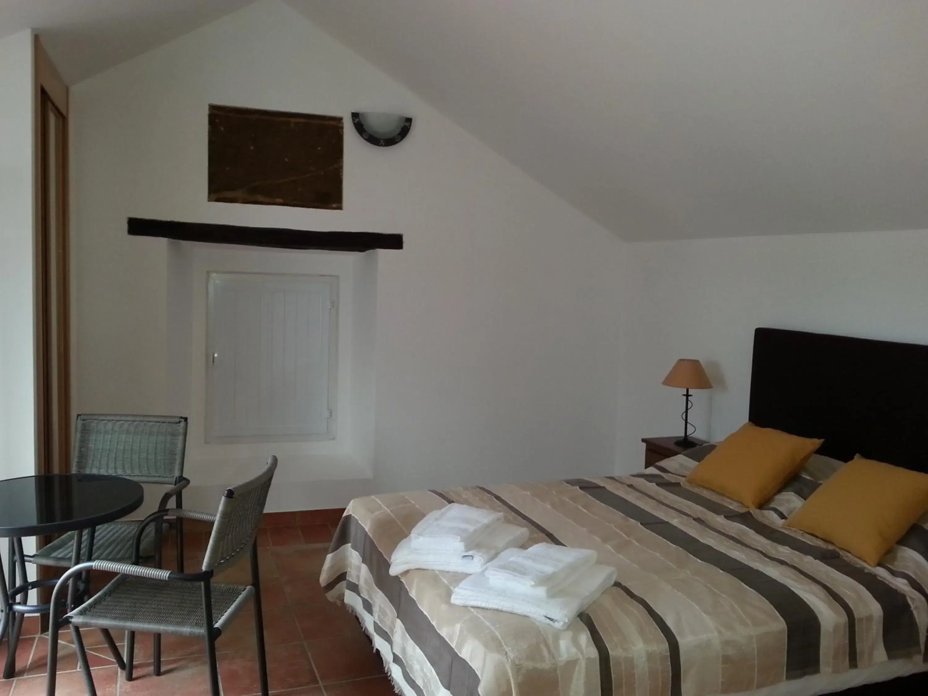 Standard Double Room with Shared Bathroom - single occupancy in Casas da Moagem Standard Double Room with Shared Bathroom - single occupancy in Casas da Moagem