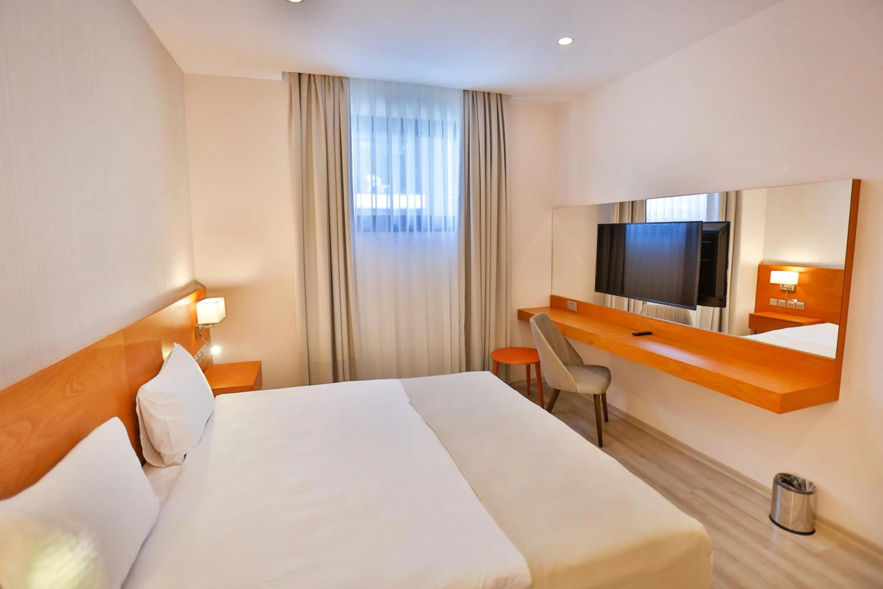 Bed in Caddem Inn Hotel