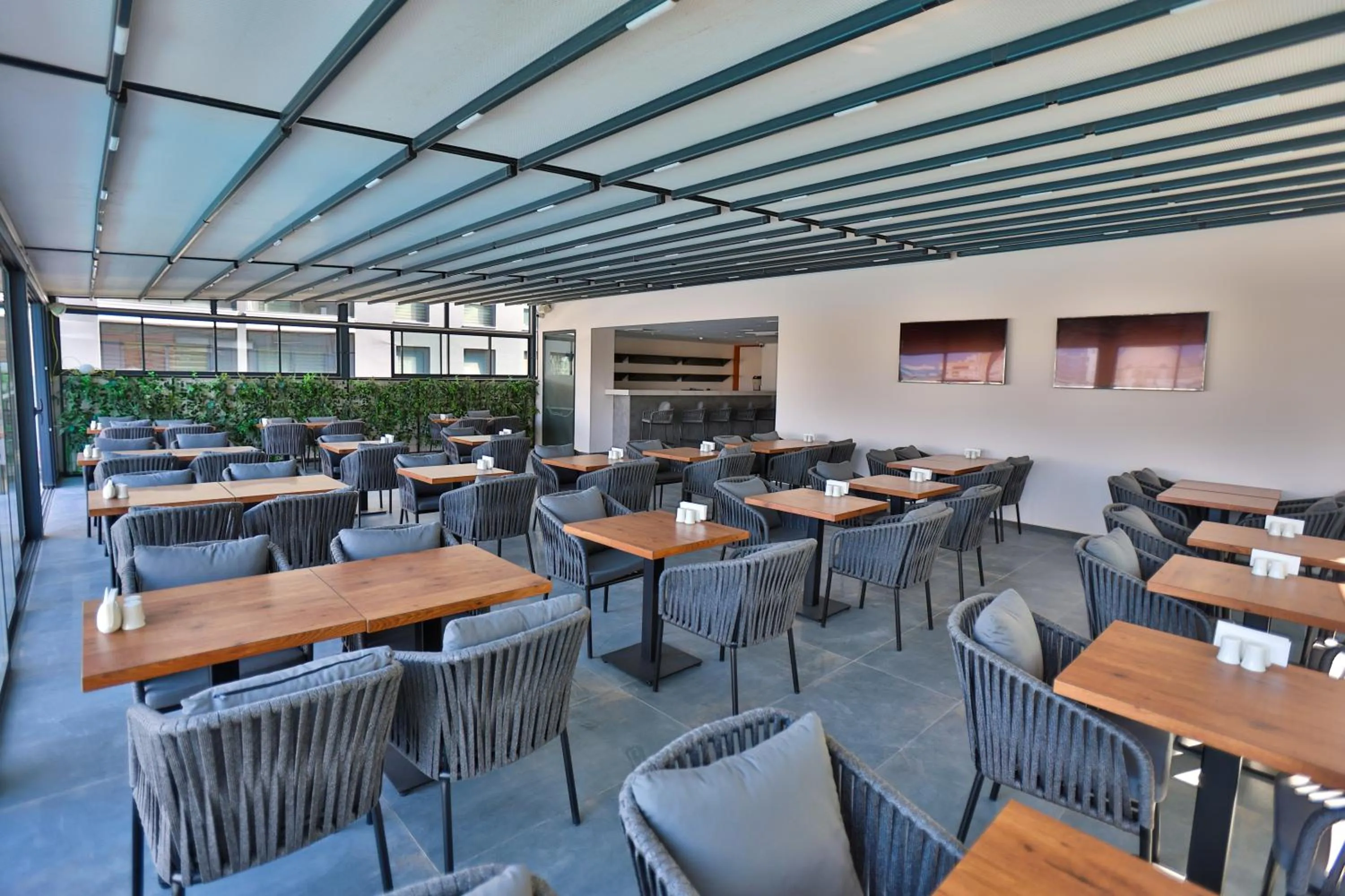 Restaurant/places to eat in Caddem Inn Hotel