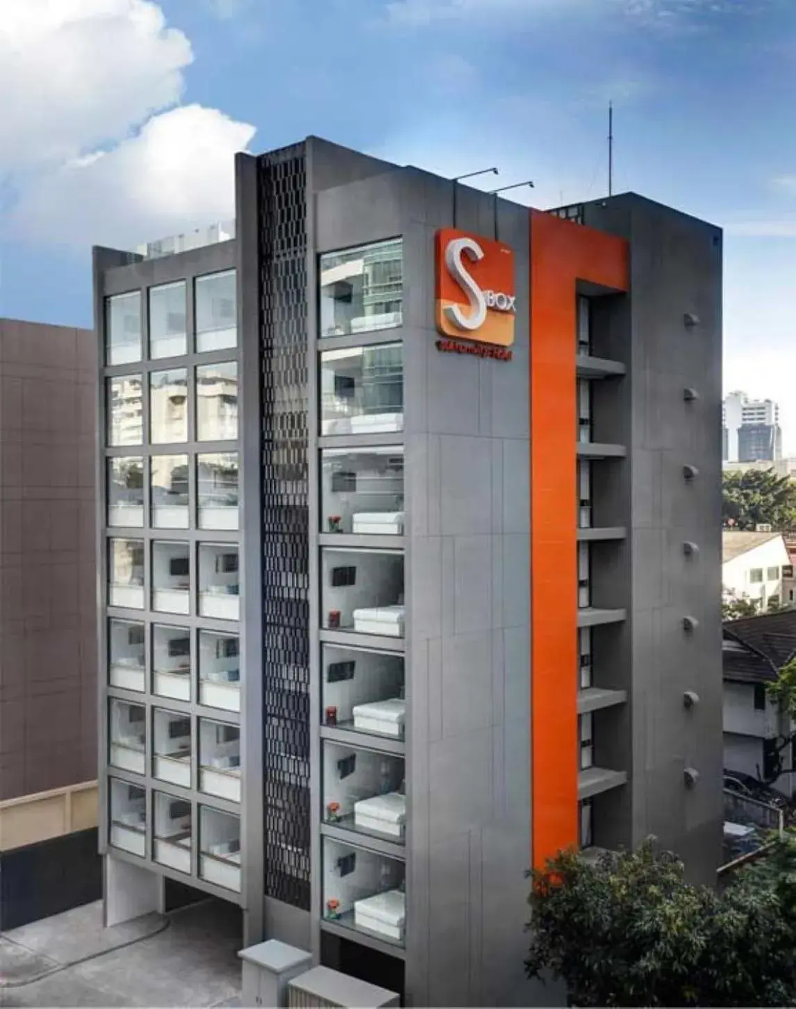 Property building in S Box Sukhumvit Hotel Property building in S Box Sukhumvit Hotel