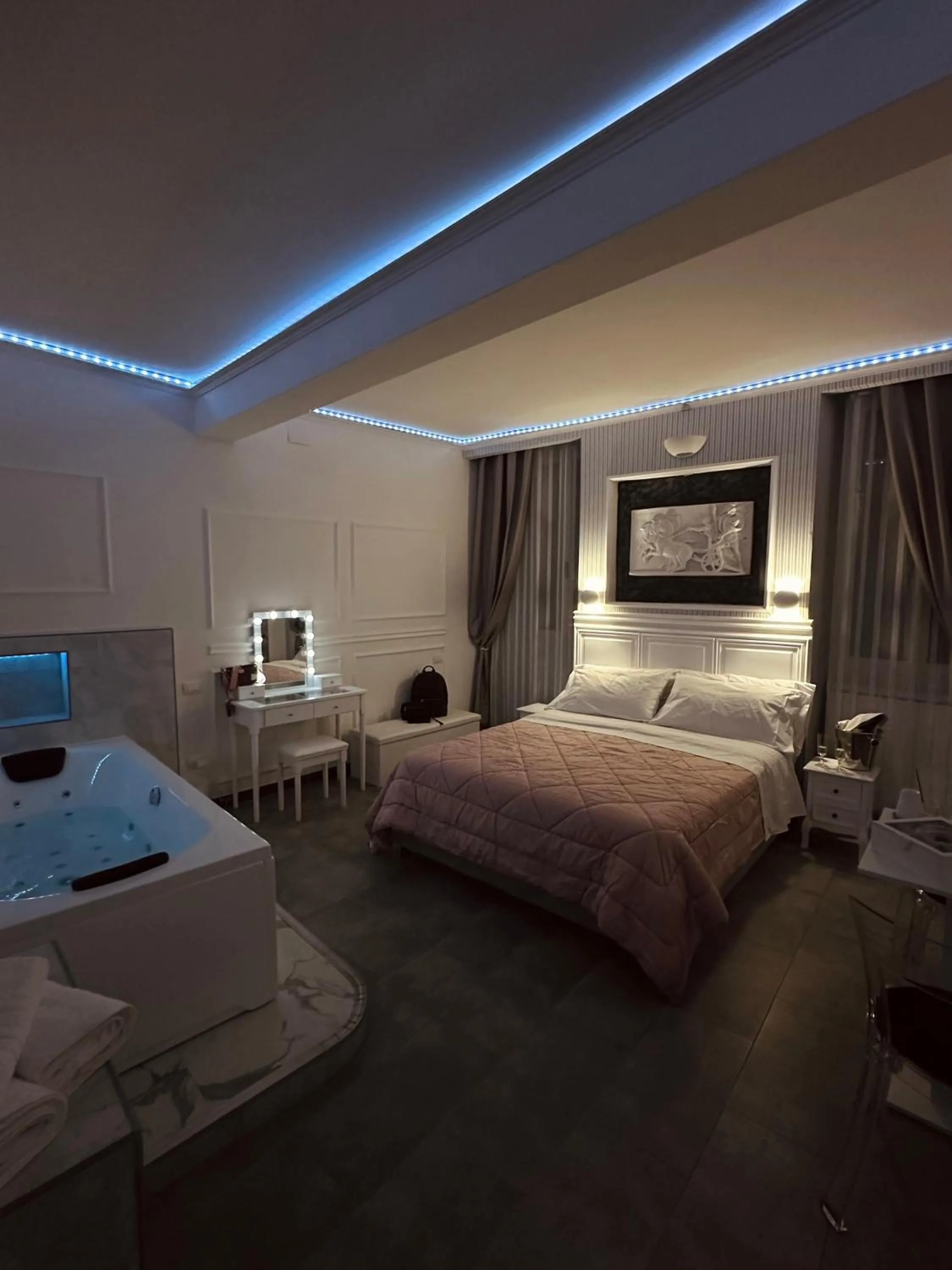 Hot Tub, Bed in A&F Colosseo