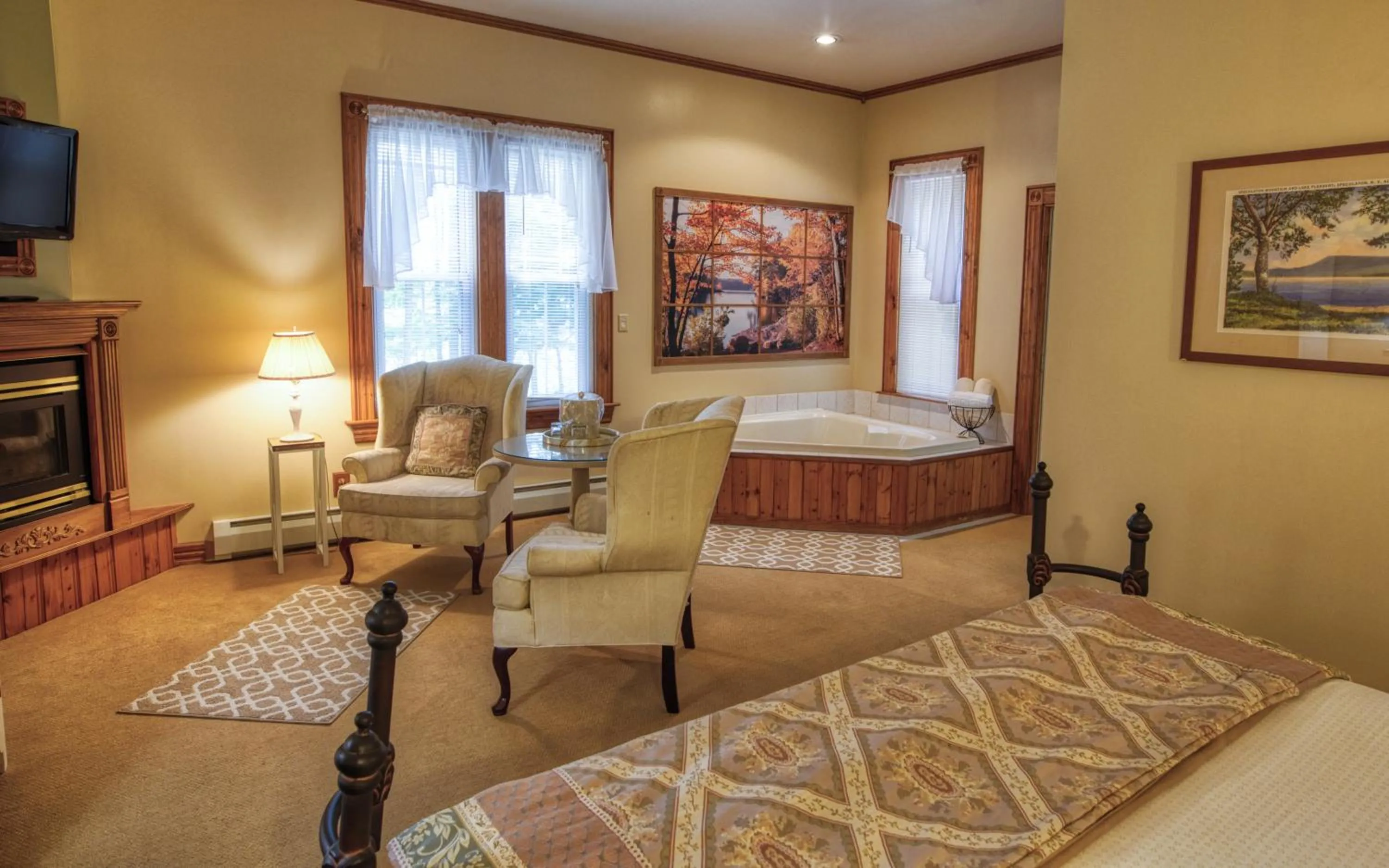 Hot Tub, Bed in Rockwell Falls Inn and Wine Bar