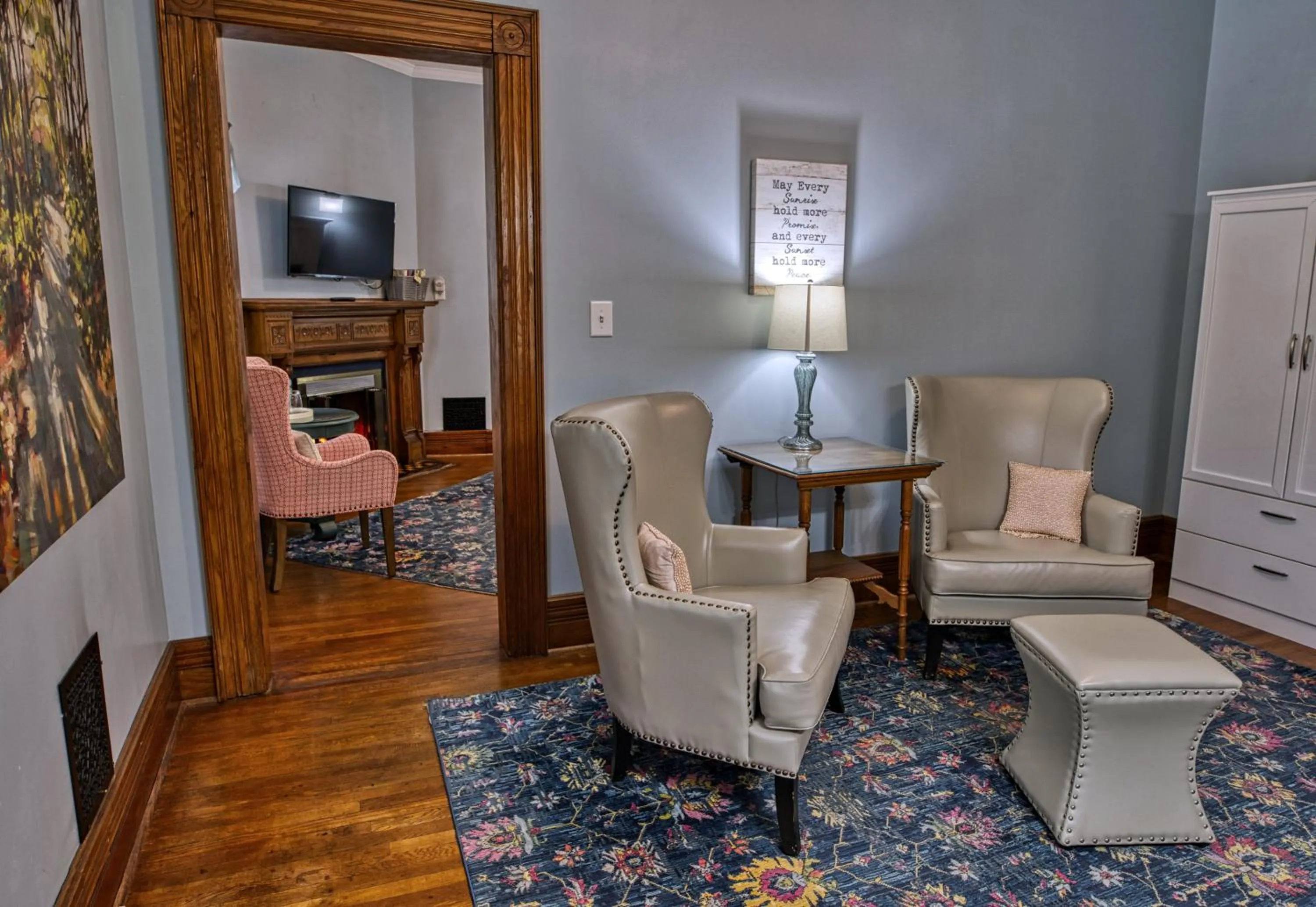 TV and multimedia in Rockwell Falls Inn and Wine Bar