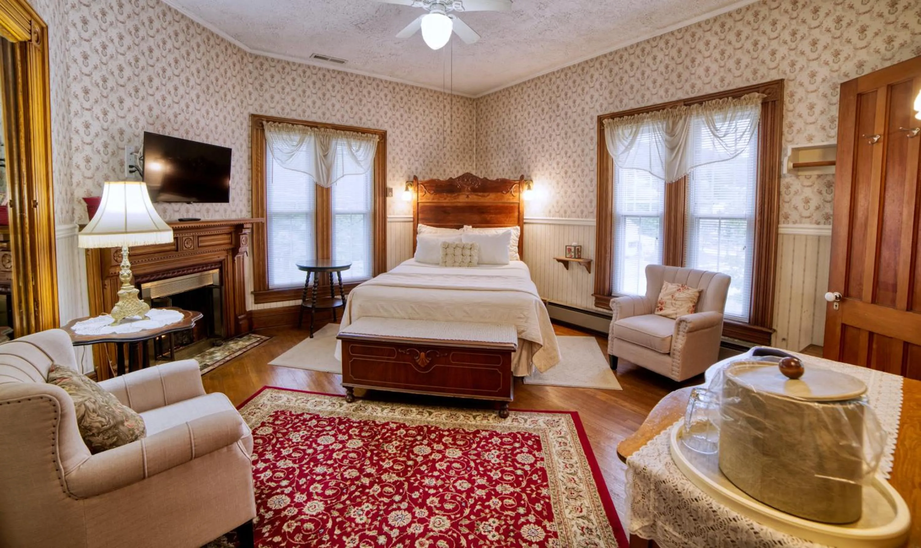 TV and multimedia, Bed in Rockwell Falls Inn and Wine Bar