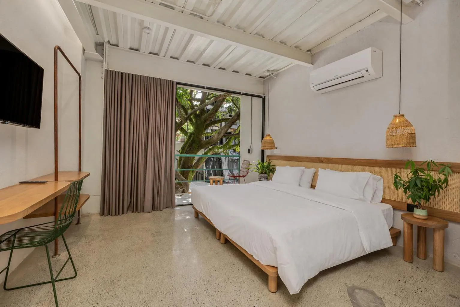 Deluxe Suite in Botánica Casa Hotel Manila by HOUSY