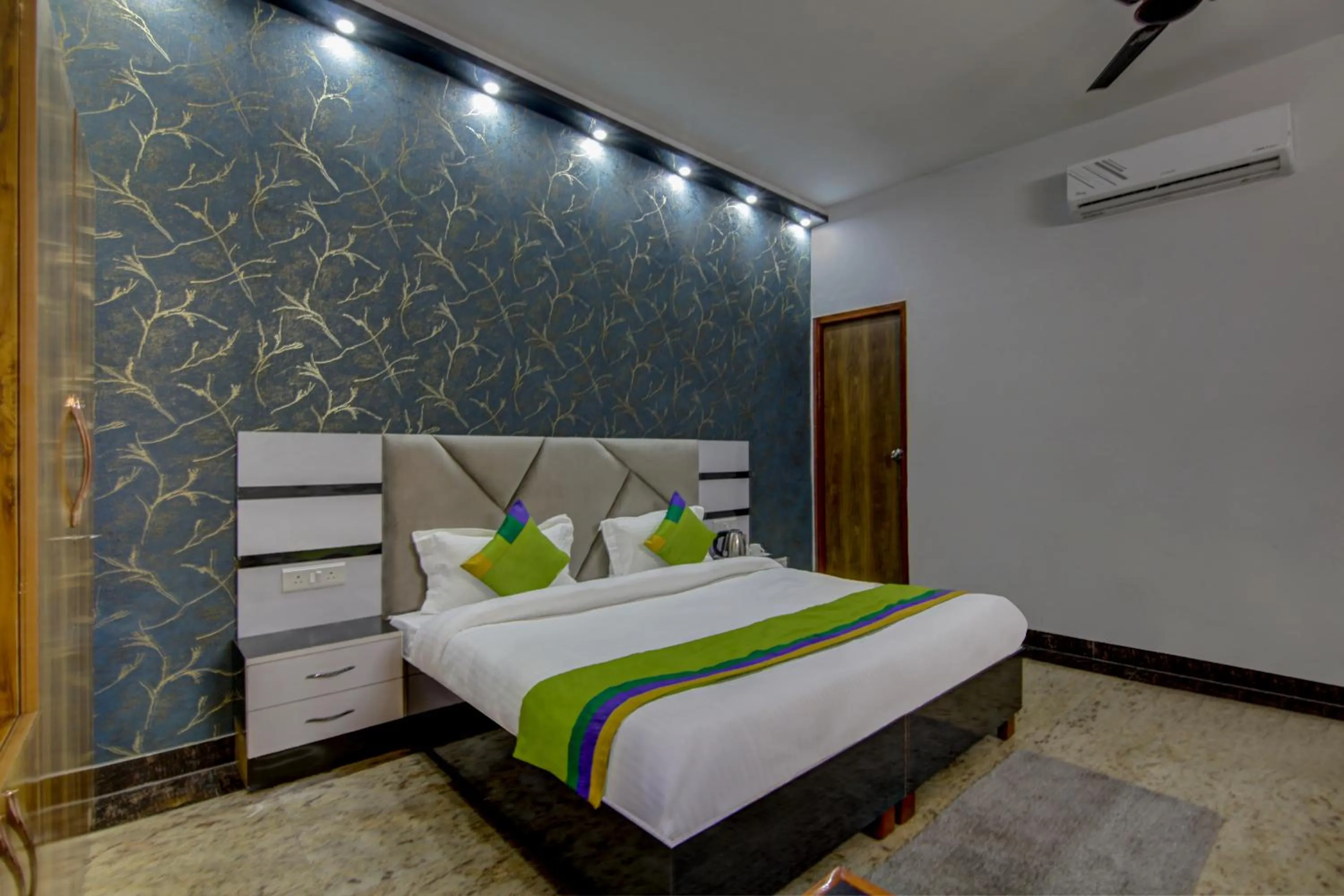 Bedroom, Bed in Treebo Sai Village, Manesar