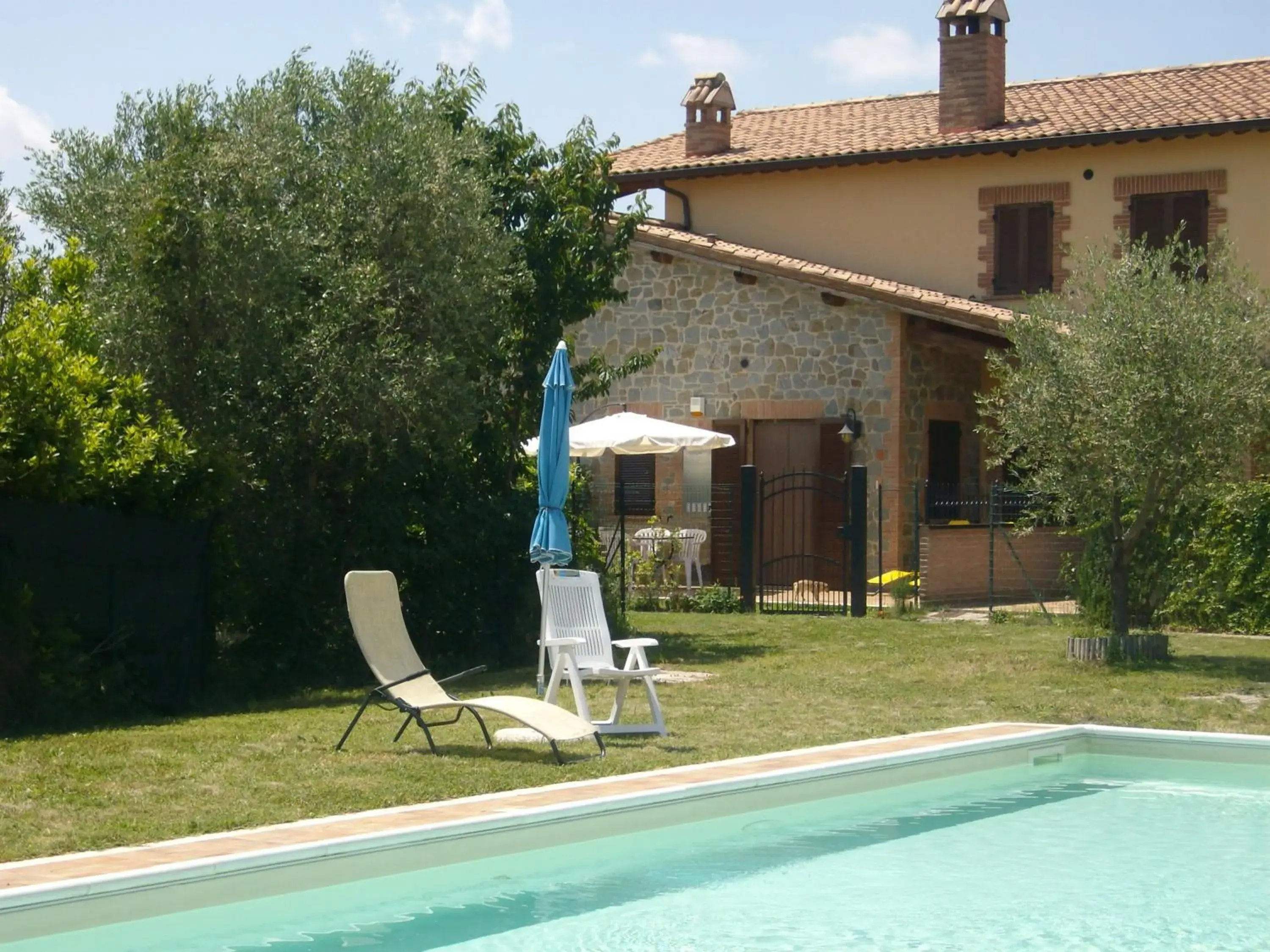 La Loggina Maxi con 2 giardini recintati privati La Loggina Maxi con 2 giardini recintati privati