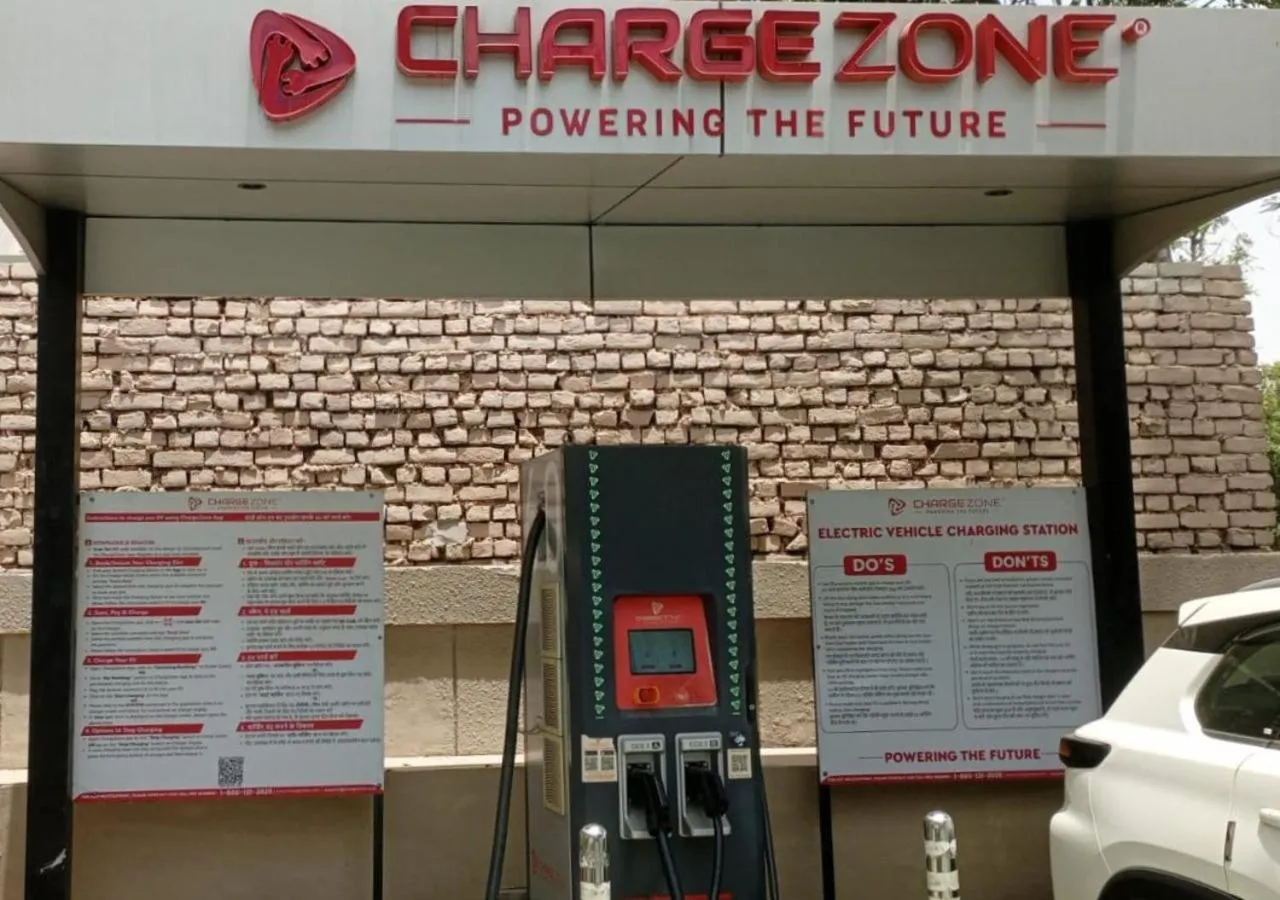 Parking in Courtyard by Marriott Agra