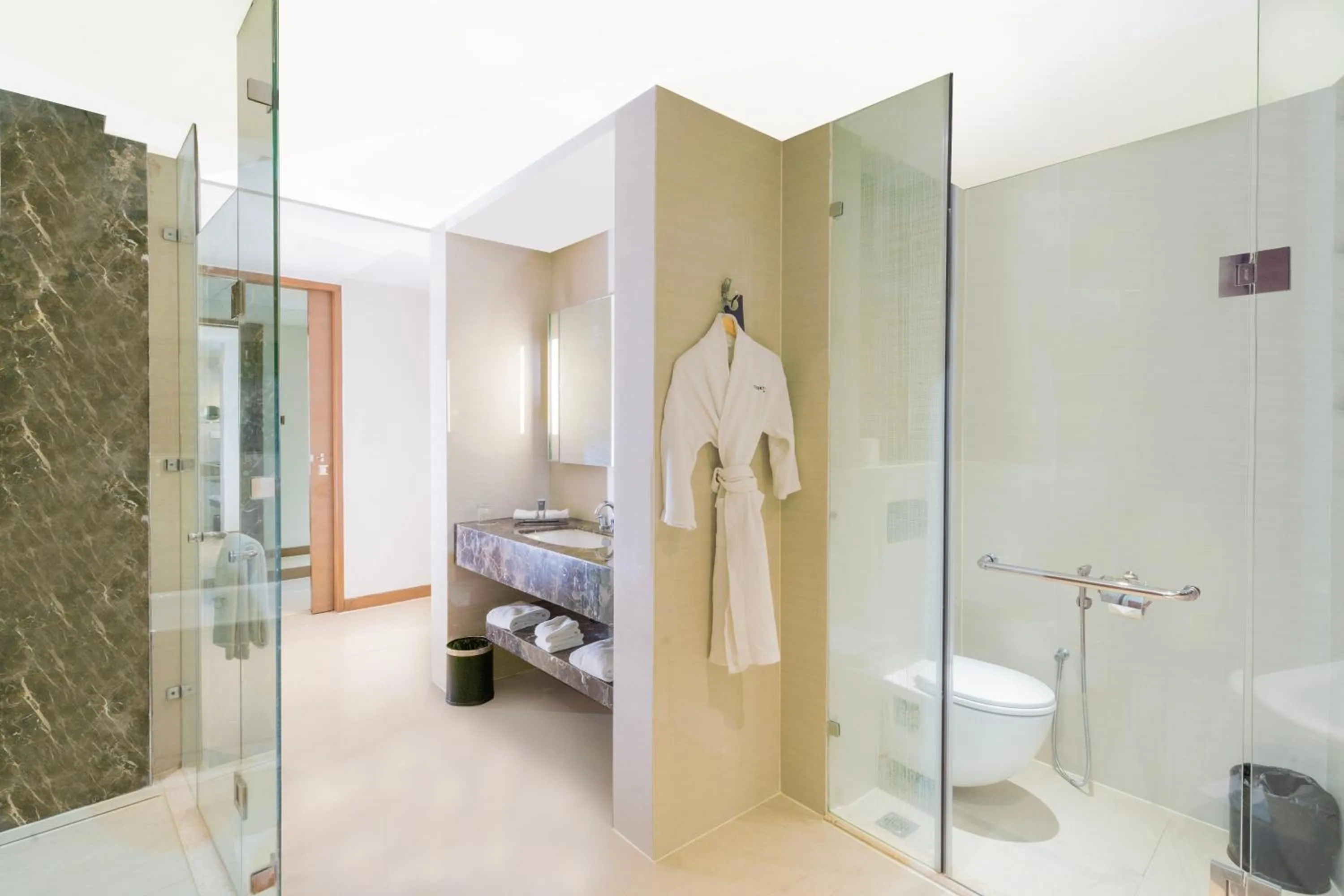 Bathroom, Bed in Courtyard by Marriott Agra