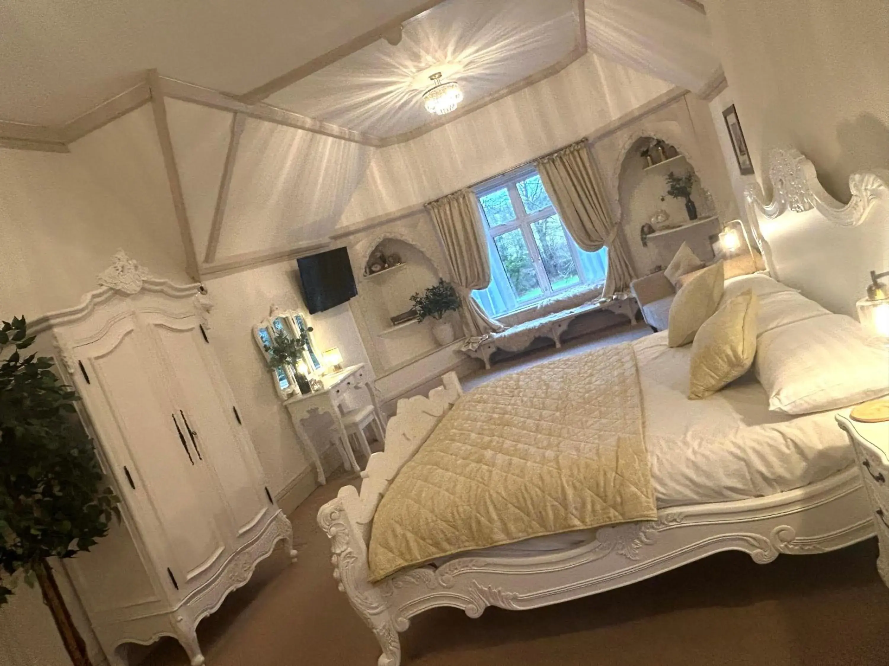 Four Poster Super King Bed (No Pets) in The Bentley Brook Inn Four Poster Super King Bed (No Pets) in The Bentley Brook Inn