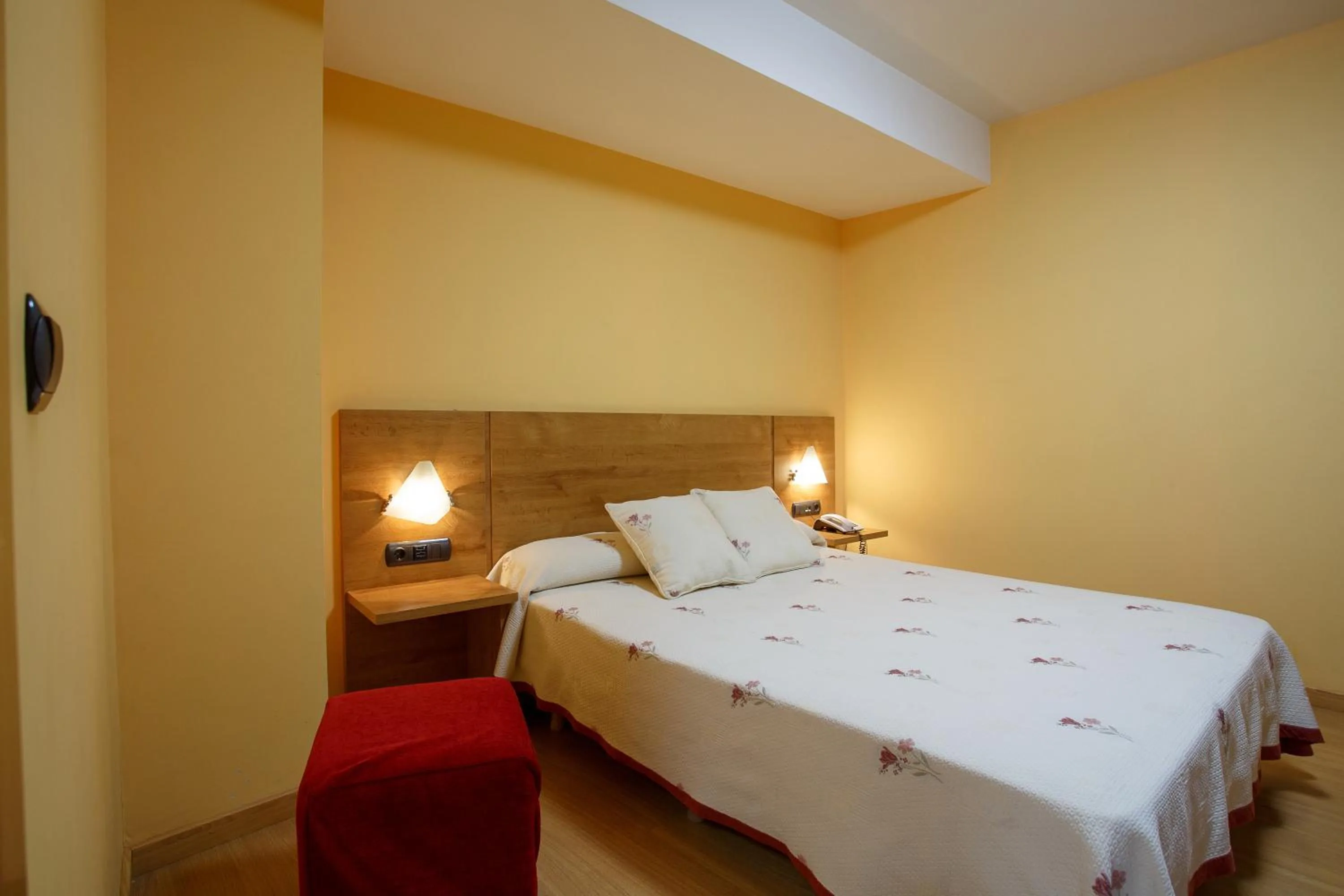 Bed in Hotel Restaurante Pontiñas