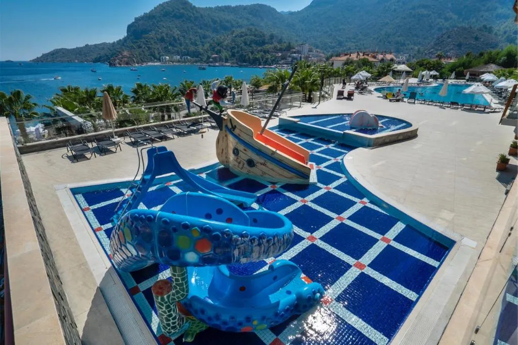 Swimming pool in Turunc Premium Hotel